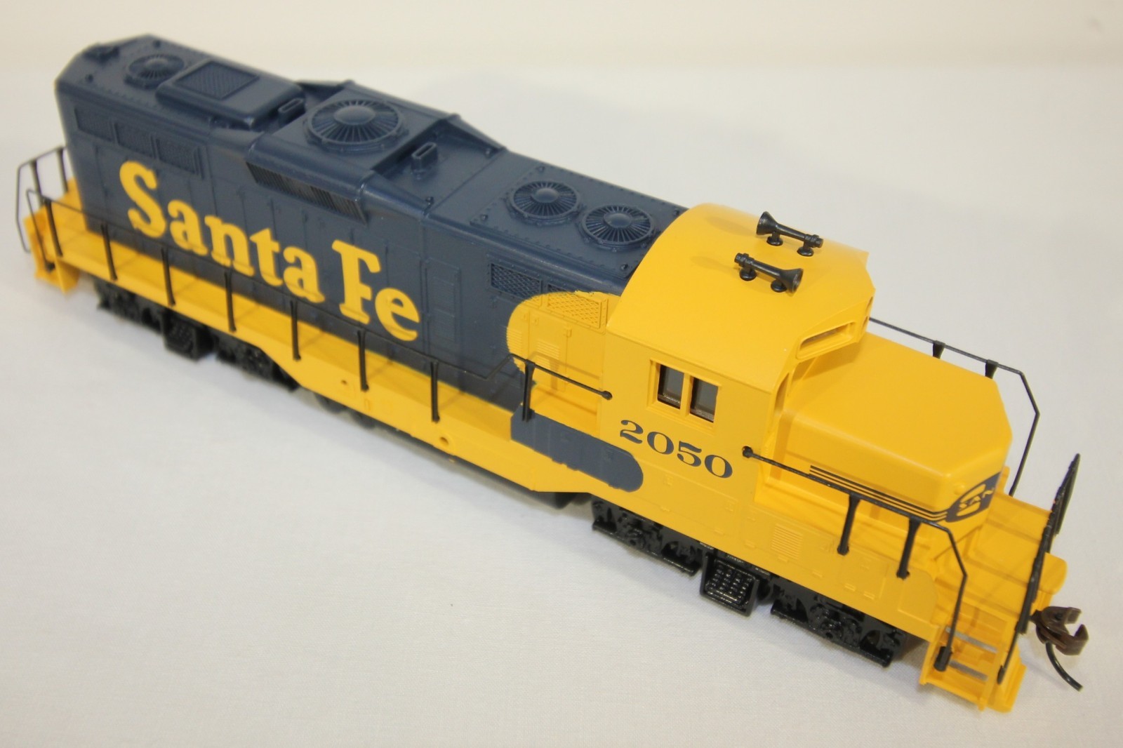 Walthers HO GP9M Santa Fe #2050 Classic Blue & Yellow – New/Original Packaging