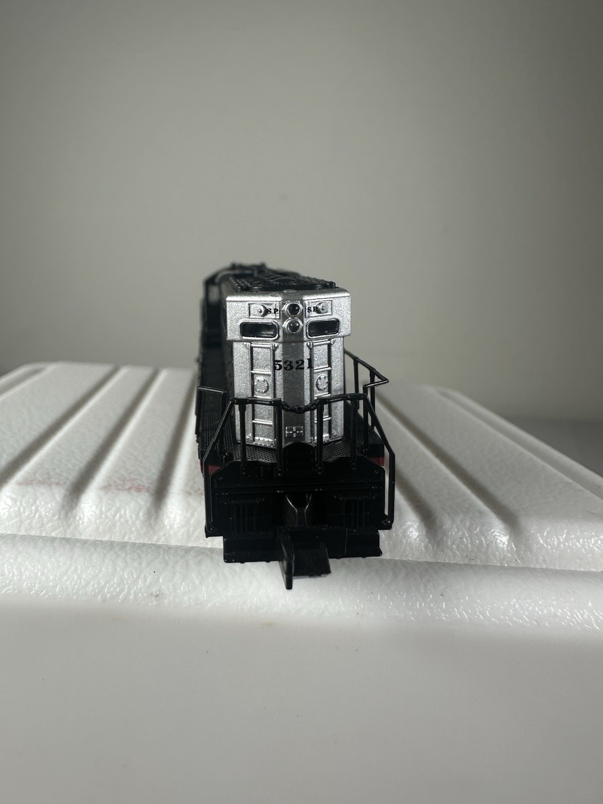 Life-Like N Scale 7728 Southern Pacific SD-7 Diesel Locomotive 5321 Black Window