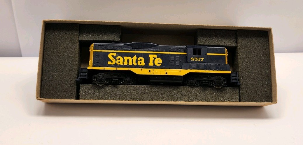 VINTAGE ATHEARN HO GP9 SANTA FE 8517 POWERED DIESEL LOCOMOTIVE NOS MINT B17
