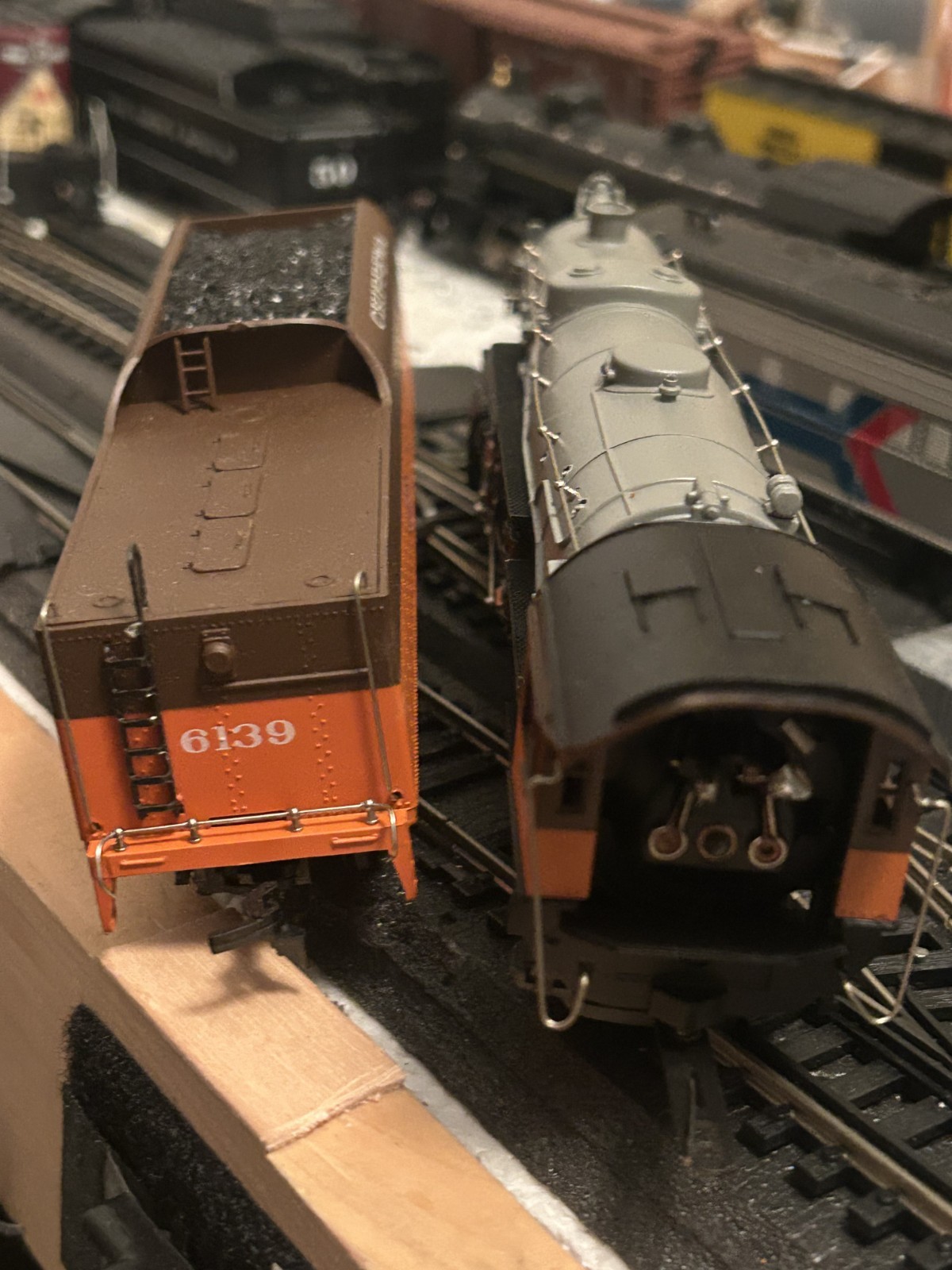 HO SCALE-MILWAUKEE ROAD “CHIPPEWA” 4-6-2 ENGINE #5087+TENDER -RIVAROSSI AHM