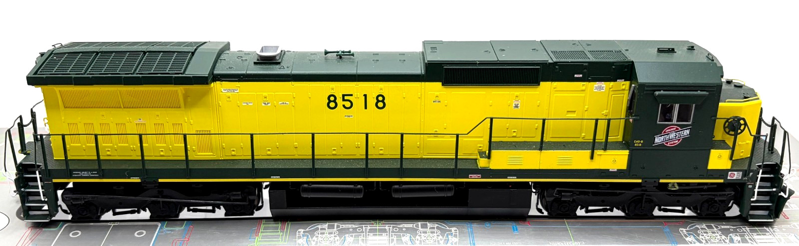 HO ATLAS 7606 MASTER SILVER DASH 8-40C CHICAGO & NORTH WESTERN CNW 851 DCC READY