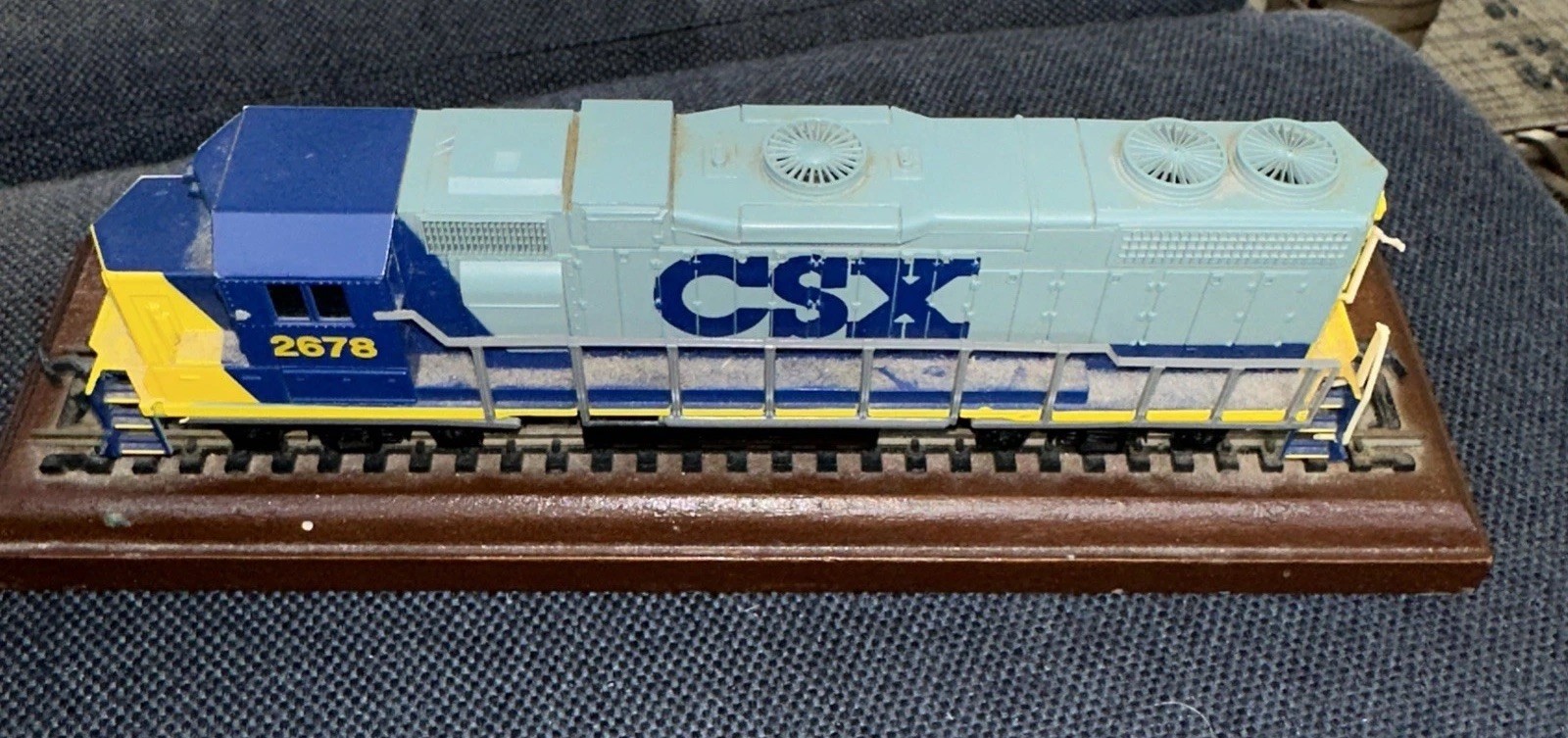 CSX Transportation Diesel Locomotive 2678 HO Scale Model on Wood Display Base