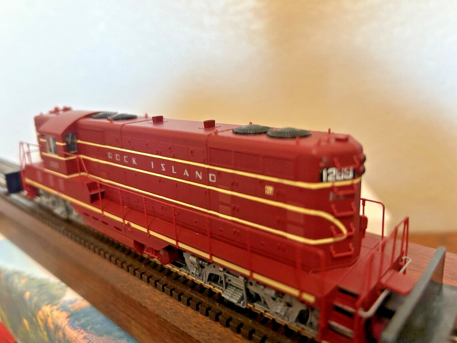 ROCK ISLAND GP7 ROAD SWITCHER -DCC & QUANTUM SOUND- HO Scale -” MAROON “-NEW