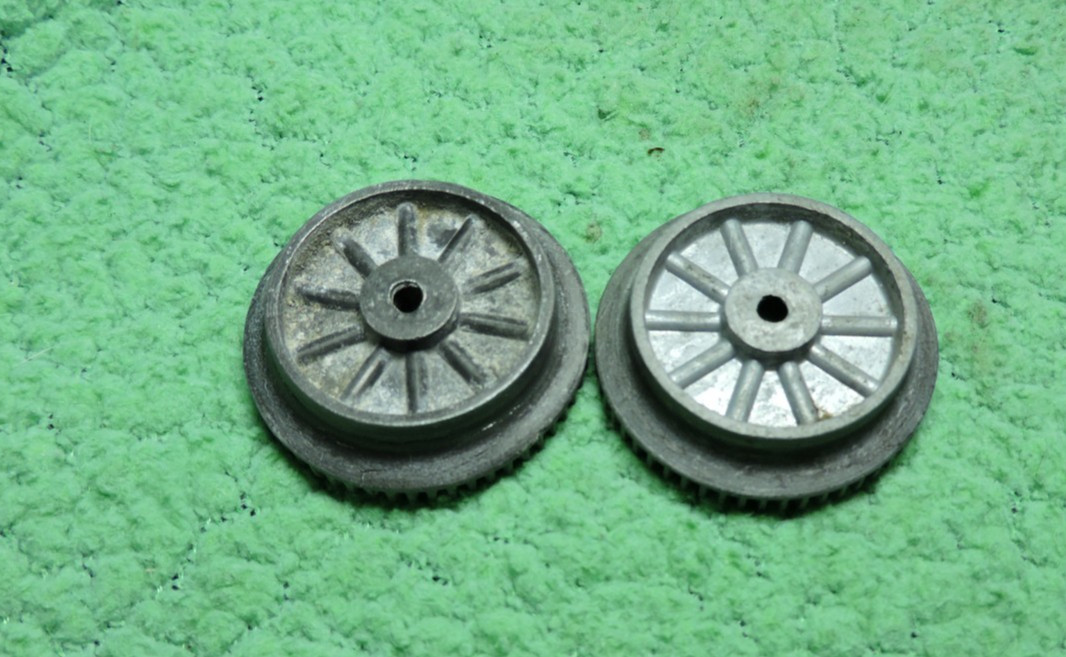 2) O GAUGE WIND-UP 10 SPOKE GEARED LOCOMOTIVE WHEELS – PARTS fits? Lot J
