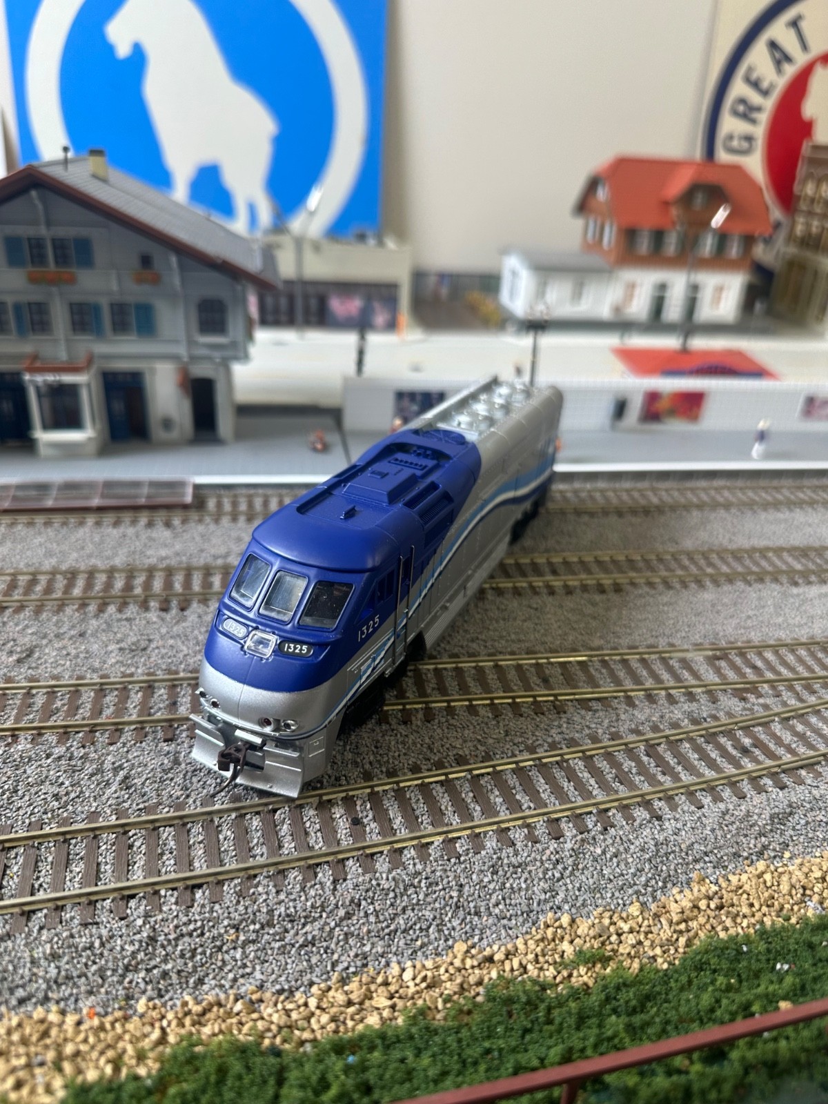 USED ATHEARN # 2618 AMT F59PHI POWERED LOCOMOTIVE # 1325 HO SCALE