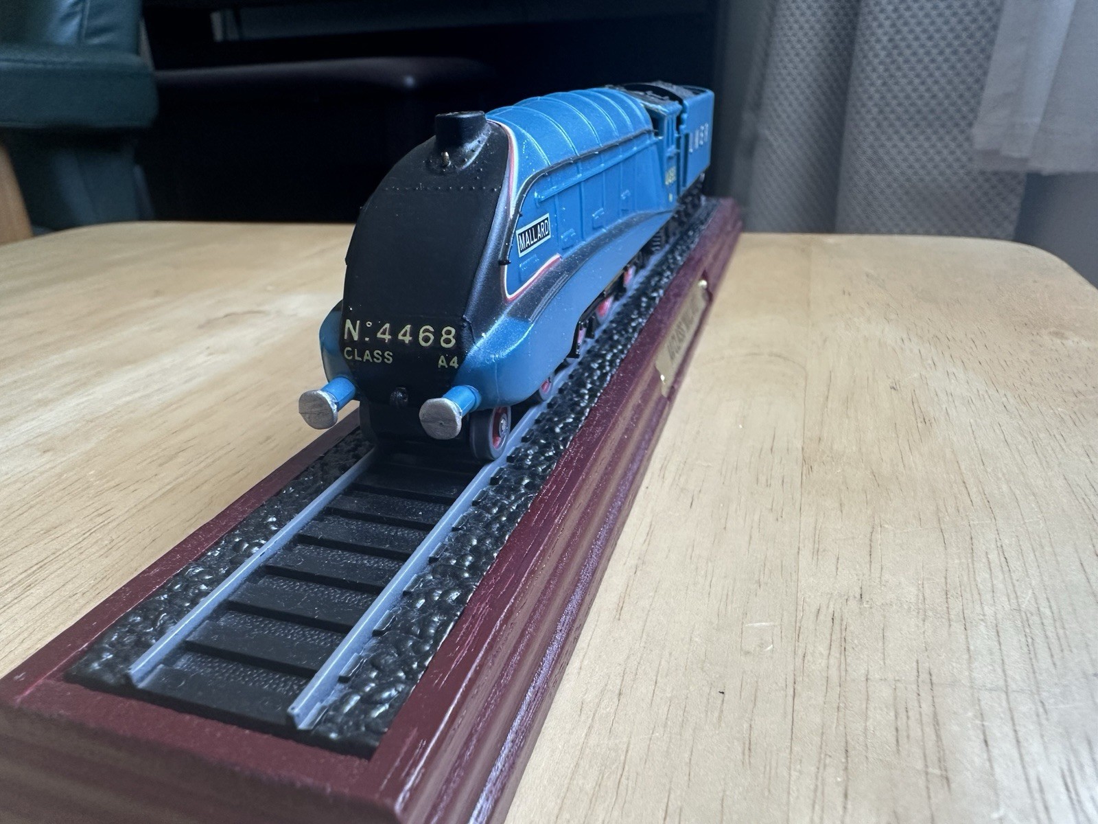 LNER A4 Class Mallard 4468 Steam Locomotive DC Analog w/ Tender and Track