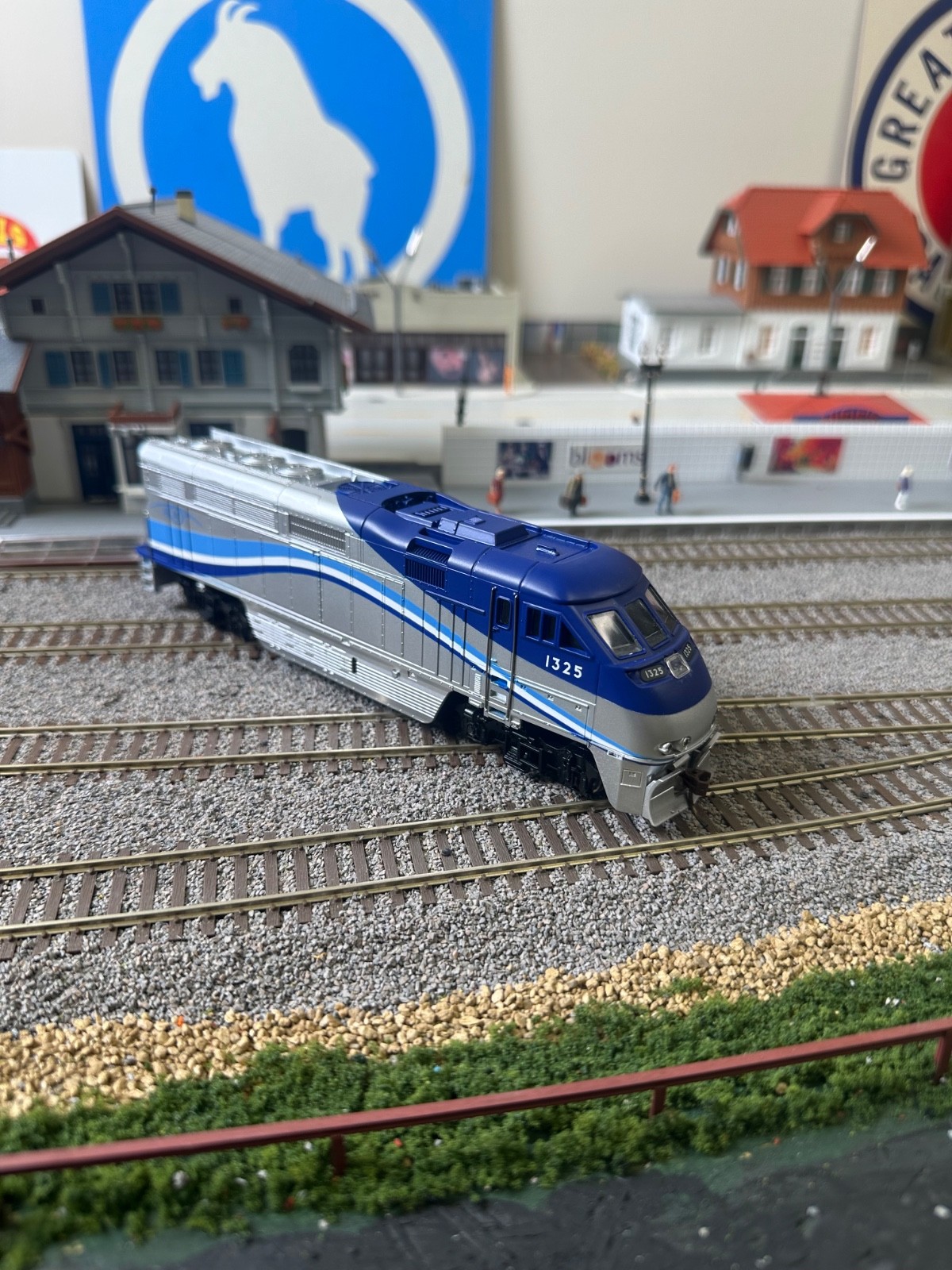 USED ATHEARN # 2618 AMT F59PHI POWERED LOCOMOTIVE # 1325 HO SCALE