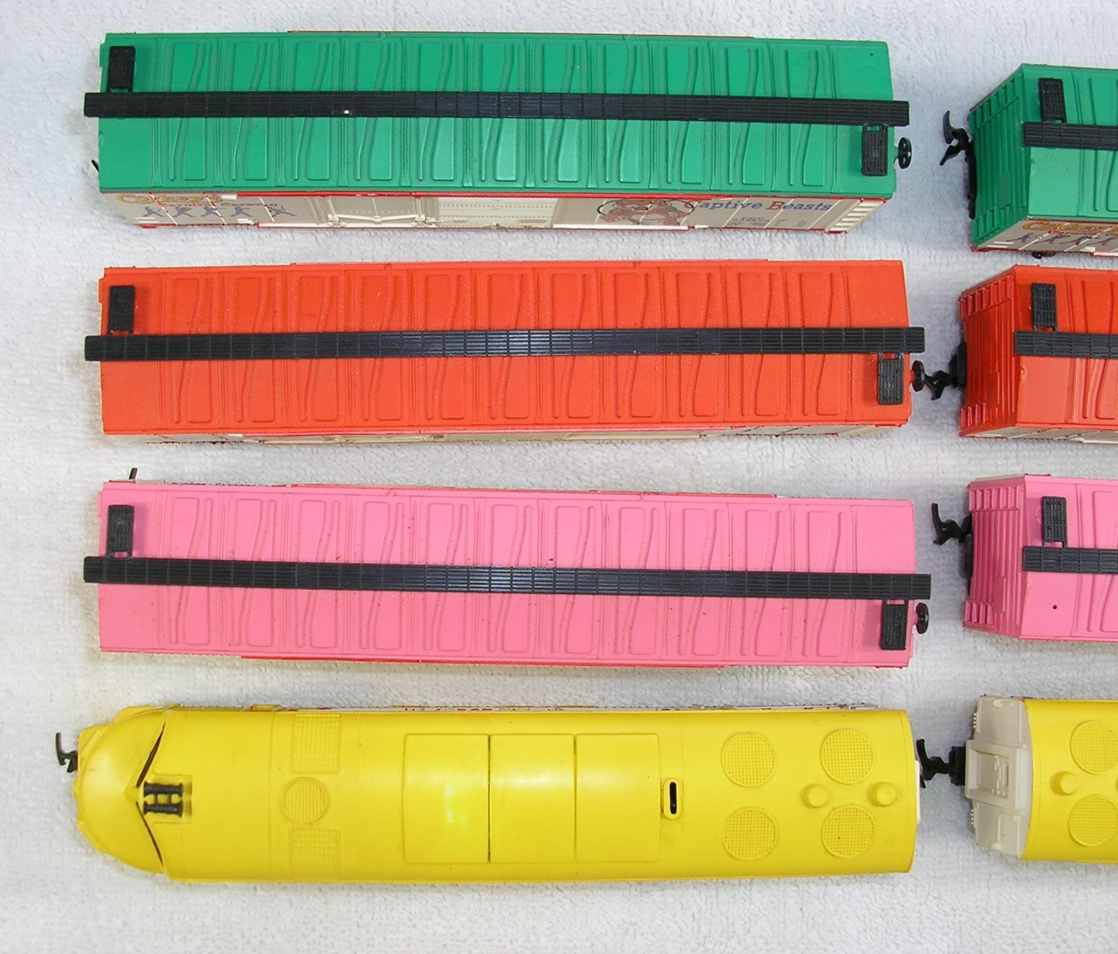 IHC/Mehano DL-109 Style #711 Corkey’s Carnival Caravan (2), Slovenia, NO Caboose