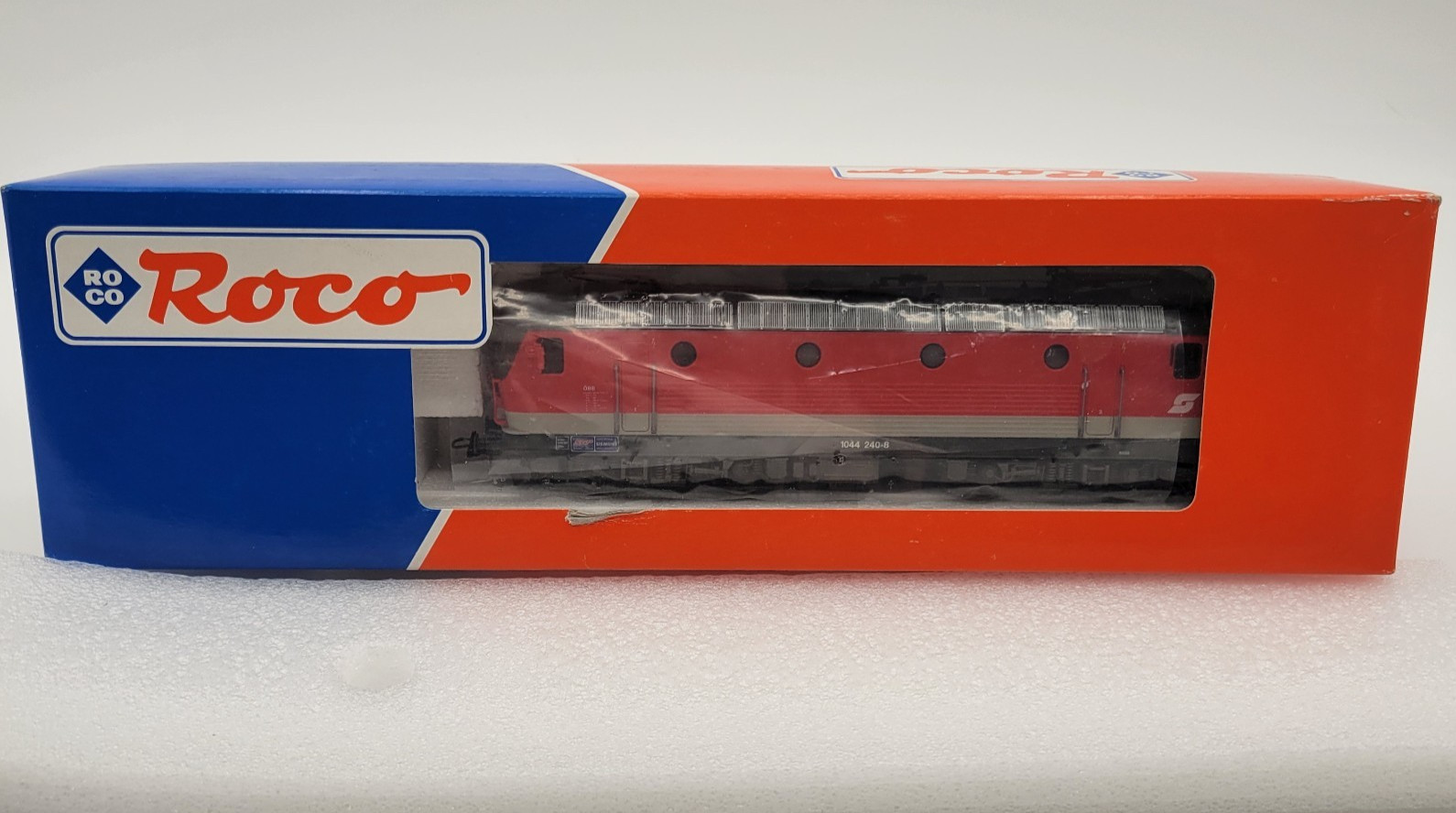NEW IN BOX Roco 43724 1044 240-8 Red/Grey High Aerators OBB LOCOMOTOVE HO Scale