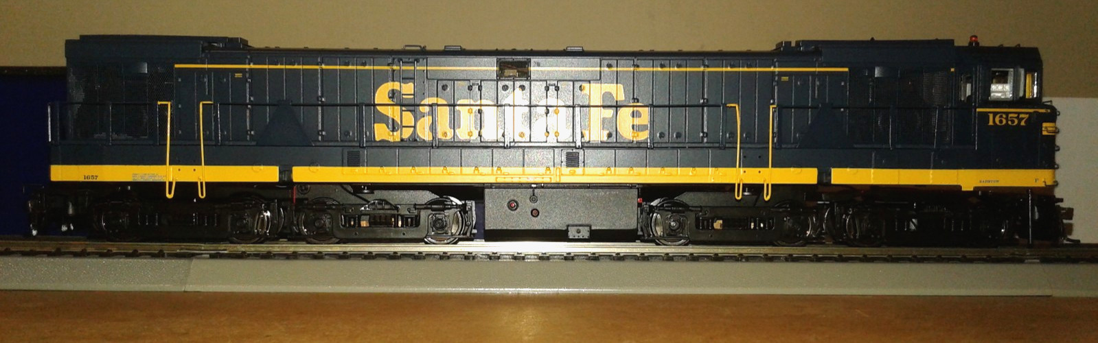 HO SCALE ATHEARN GENESIS GE U50 SANTA FE ATSF #1657 DCC & SOUND G41183