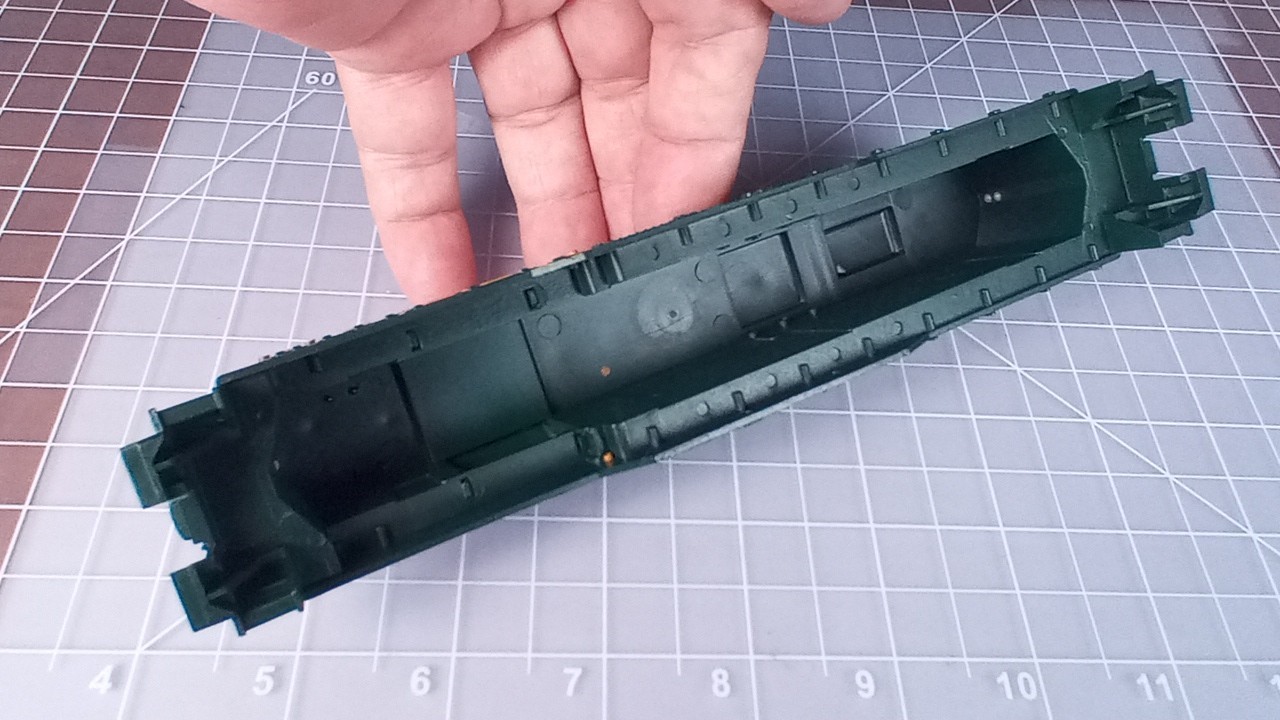 HO SHELL Great Northern 707 GP9?, horns, no railing, inserts at nose ends BCK