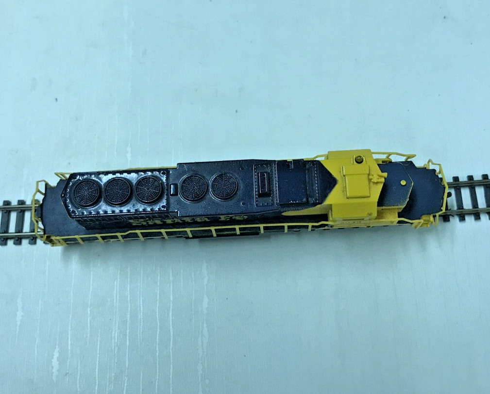 N Gauge Bachmann SD 40-2 Diesel Locomotive Santa Fe 5043 with Blinking Light