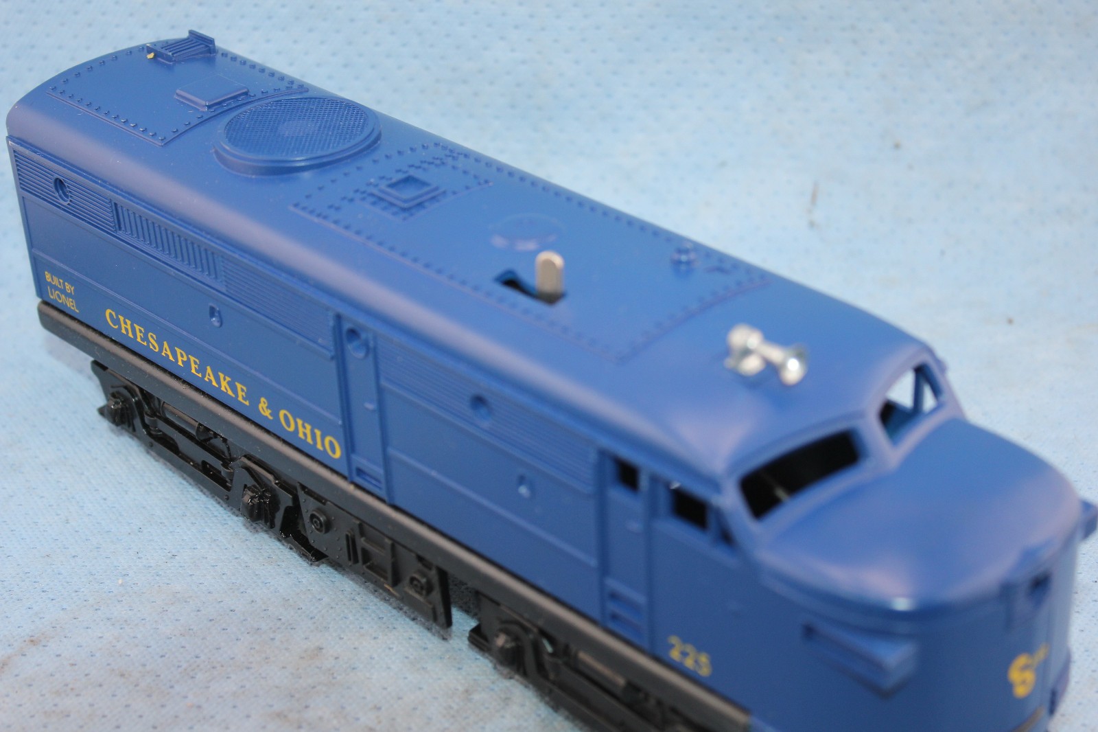 LIONEL CHESAPEAKE & OHIO No.225 ALCO DIESEL LOCOMOTIVE, MINT, NEVER RUN, TCA BOX