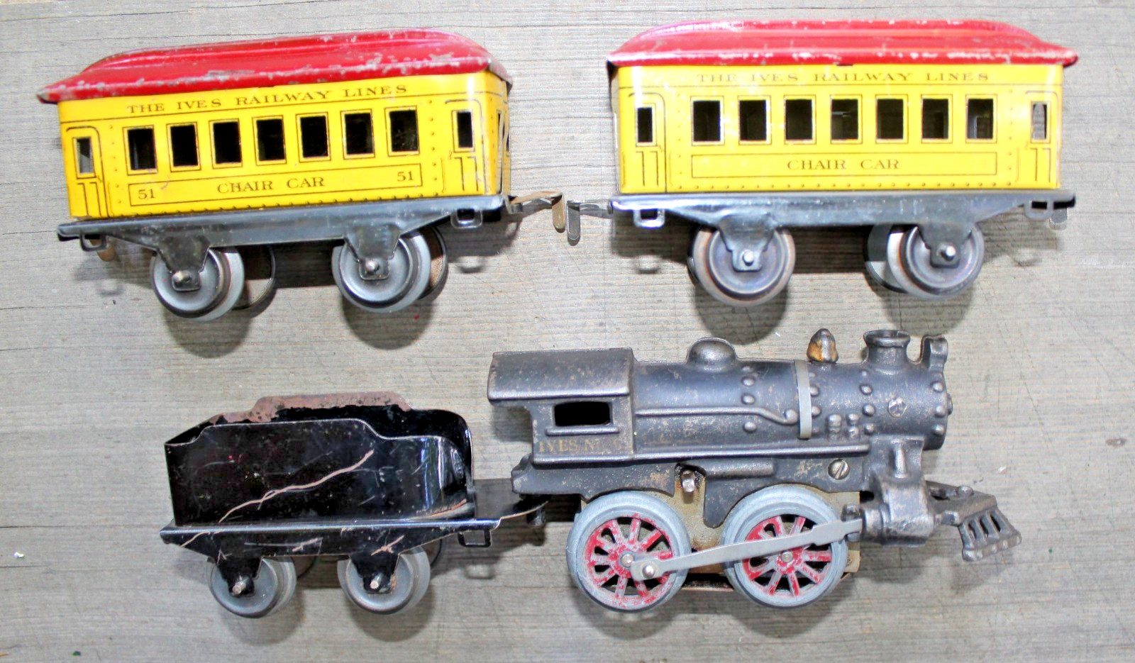 Ives Prewar O Gauge #66 Windup Locomotive & Tender & 2- Yellow #51 Chair Cars b2