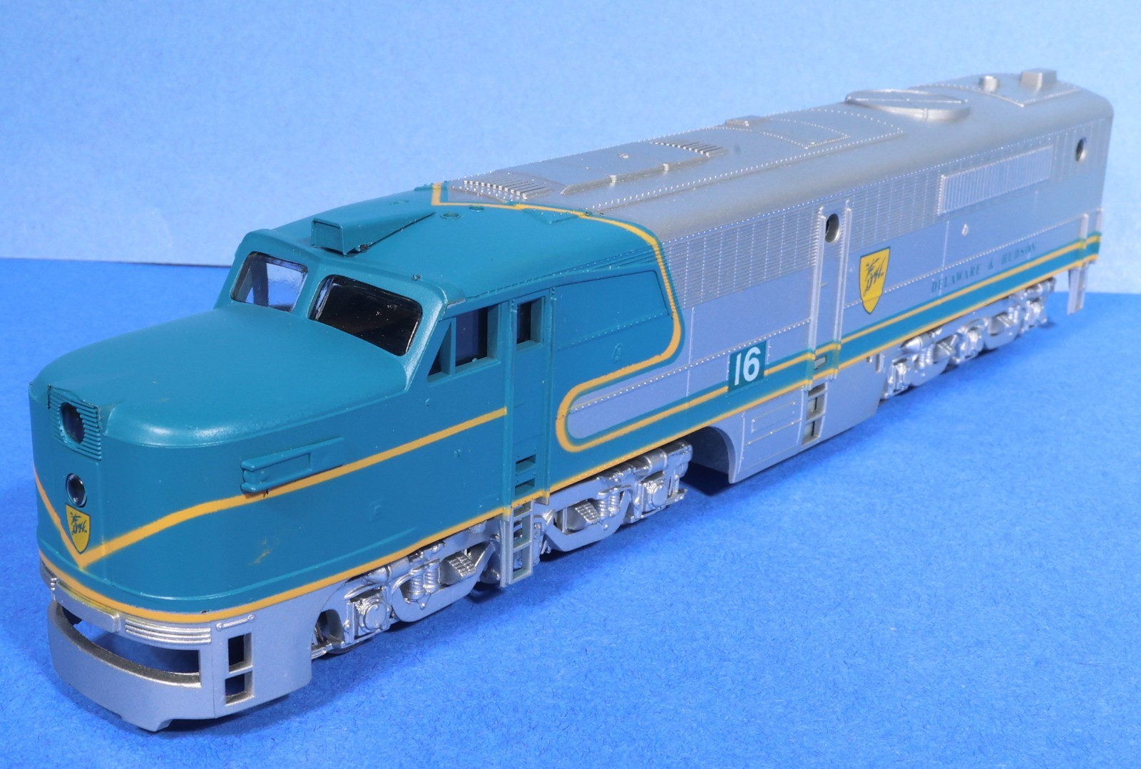 Athearn HO Gauge Delaware & Hudson PA-1 Diesel Engines – Powered #16 / Dummy #19