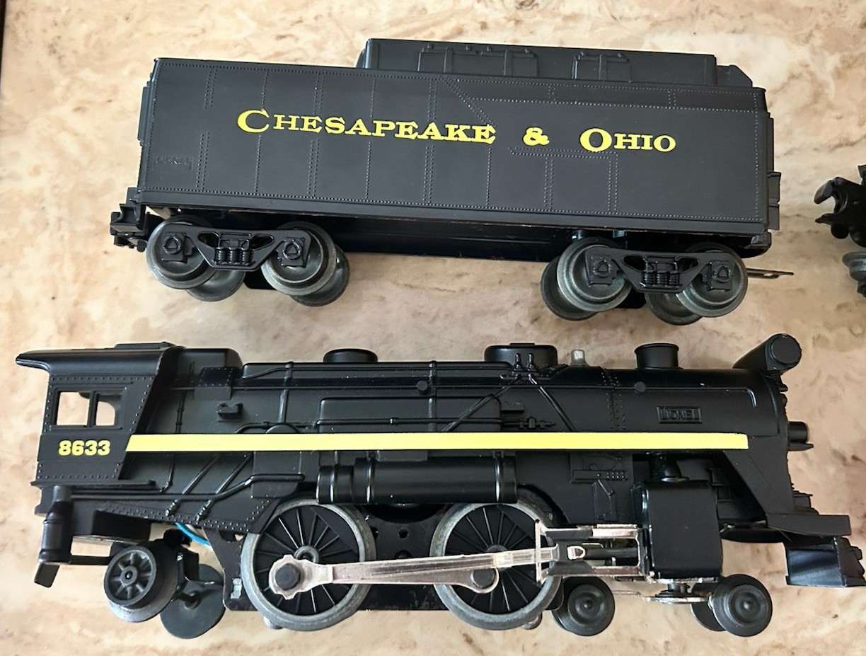 Lionel 8633 O Gauge Chesapeake & Ohio 4-4-2 Steam Locomotive, C&O Train Cars Lot