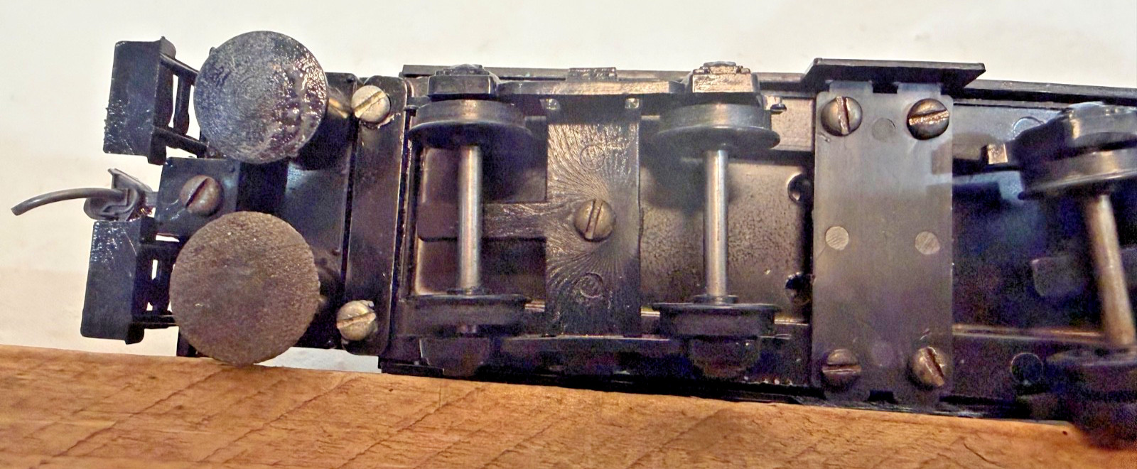 1 Roundhouse ho Scale Non Powered Box Cab Diesel Track Cleaning Car.