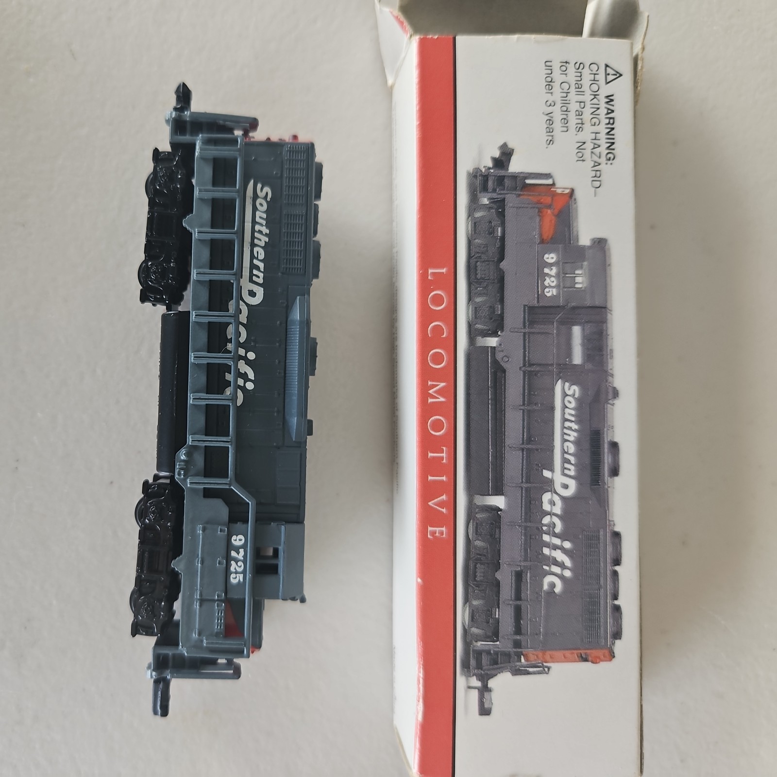 Southern Pacific Diesel Locomotive 9725 not Powered N Scale. 728