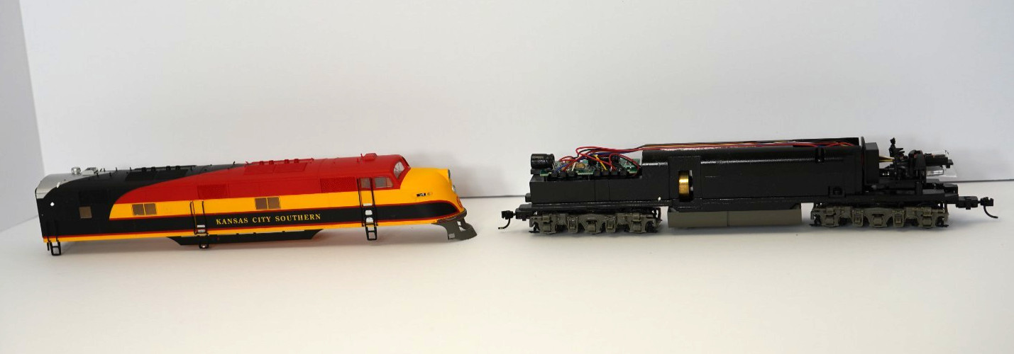 Proto2000 23211 E6A KCS #25 DC locomotive runs excellent – see description notes