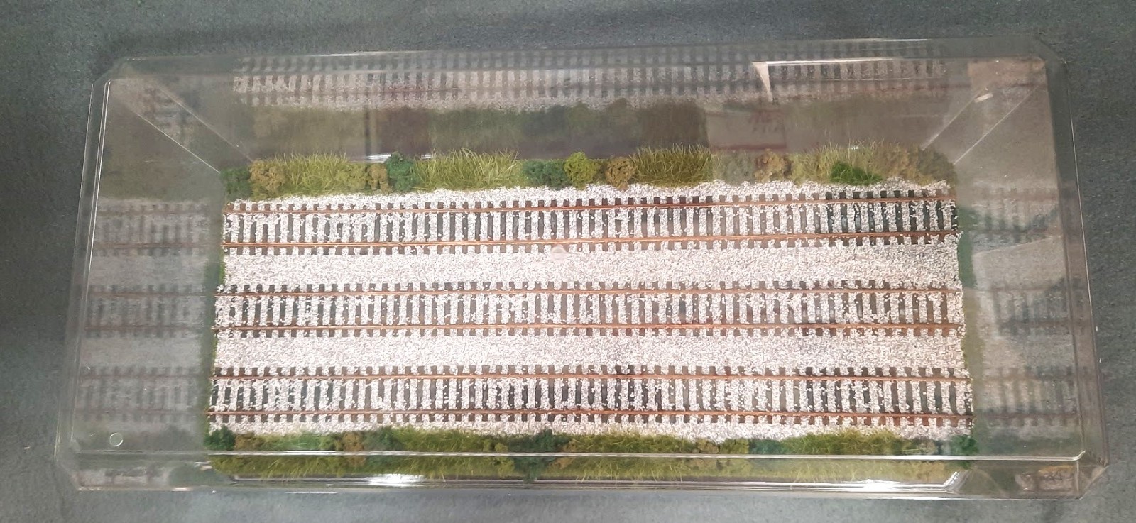 HO SCALE 16″ TRIPLE TRACK “SUMMER SCENE” – DISPLAY CASE – FOR ANY HO TRAIN