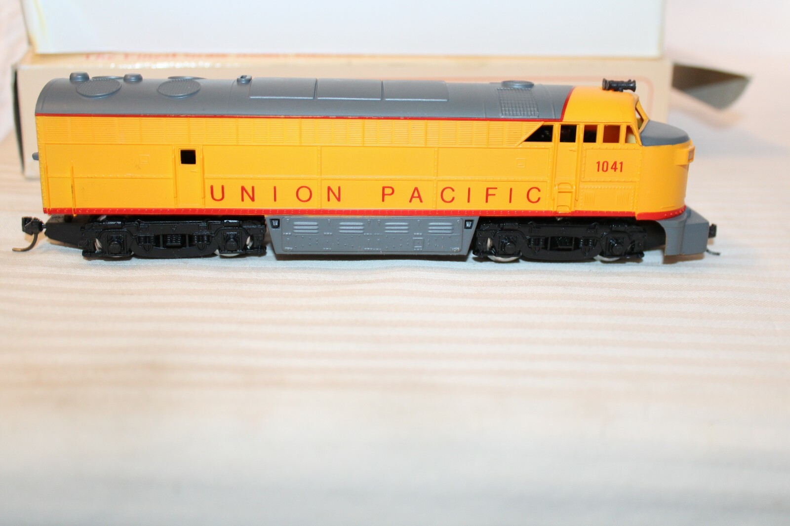HO Scale IHC F-M Diesel Locomotive, Union Pacific, Yellow, #1041