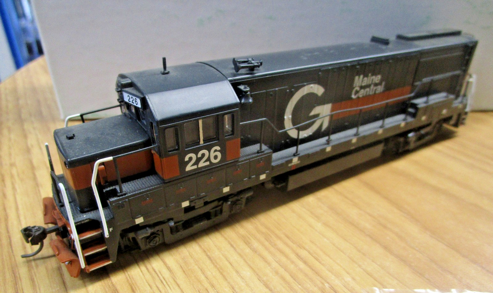 HO Scale Maine Central U25b Diesel Locomotive #226 by Bowser w/DCC/Sound