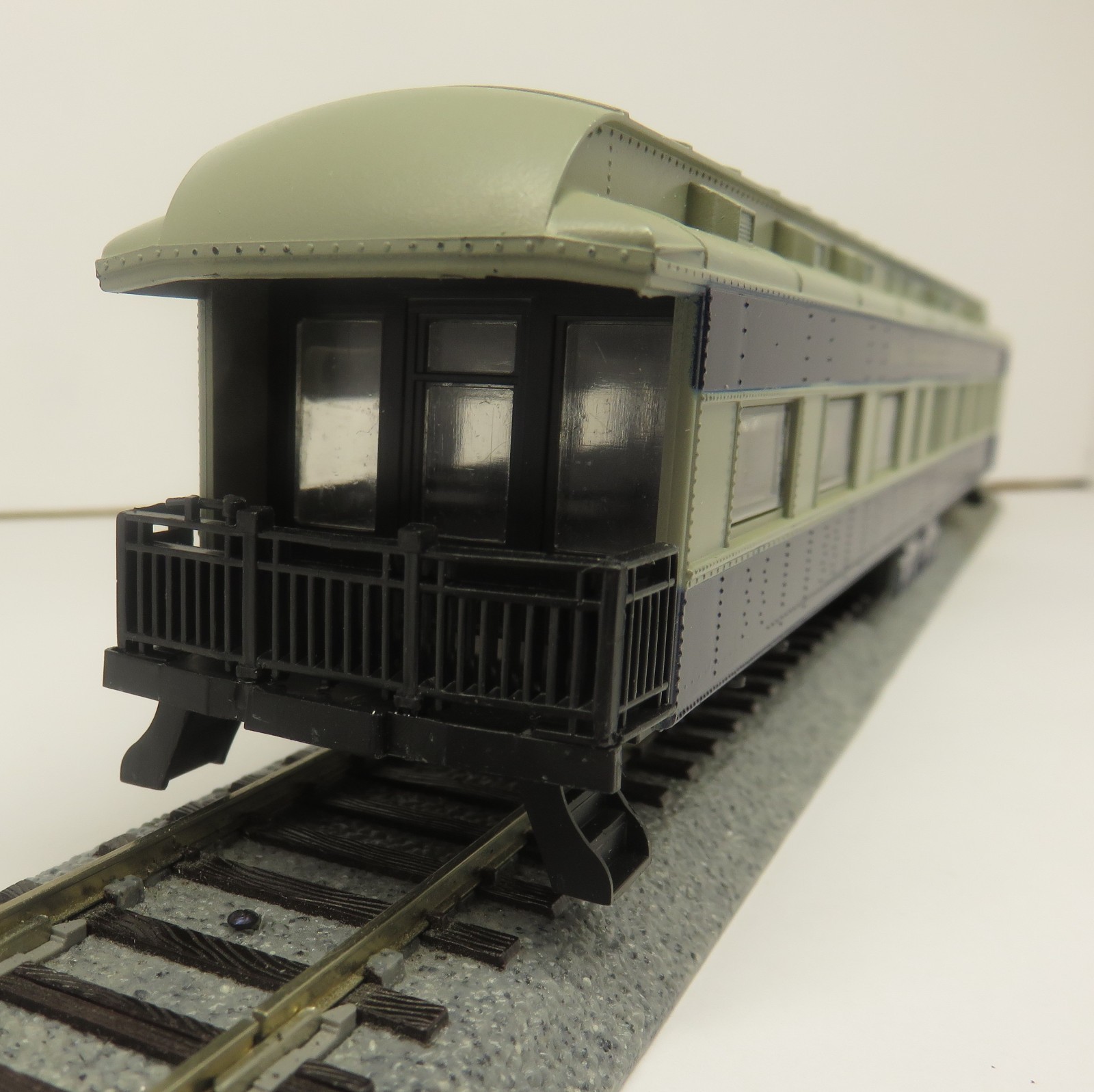 Athearn HO B&O Heavyweight Observation Car Body Shell and Underframe only