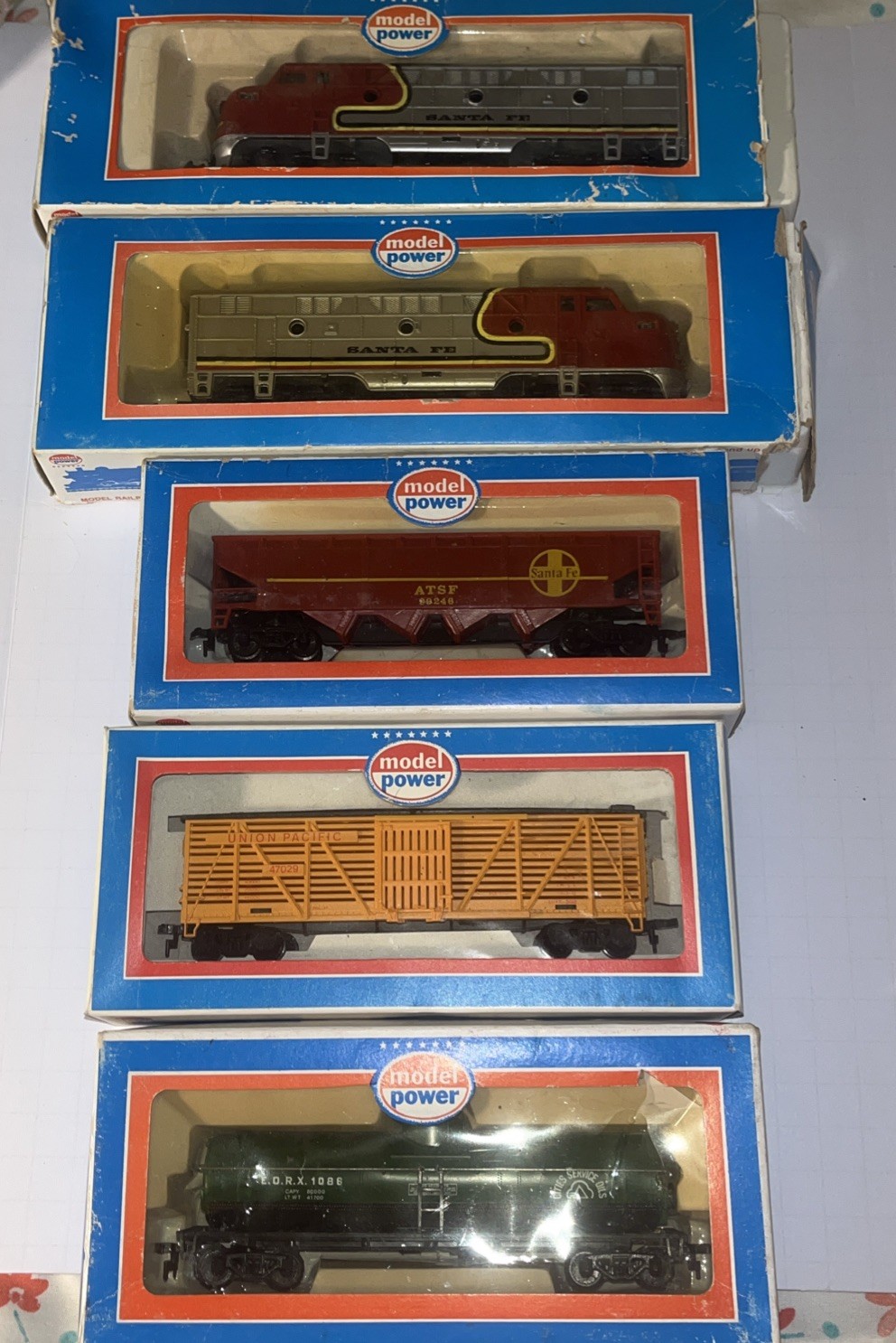 HO Model Power F3 Santa Fe Diesel 6730 & 6731, 8032, 8050, & 6915 Cattle Car