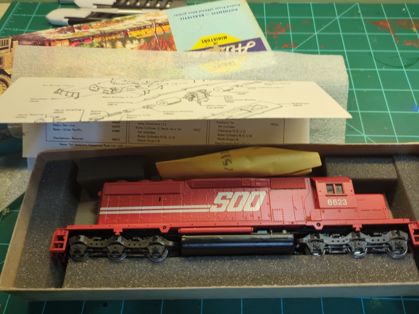 #136 ho athearn SD40-2. Soo line. new old stock