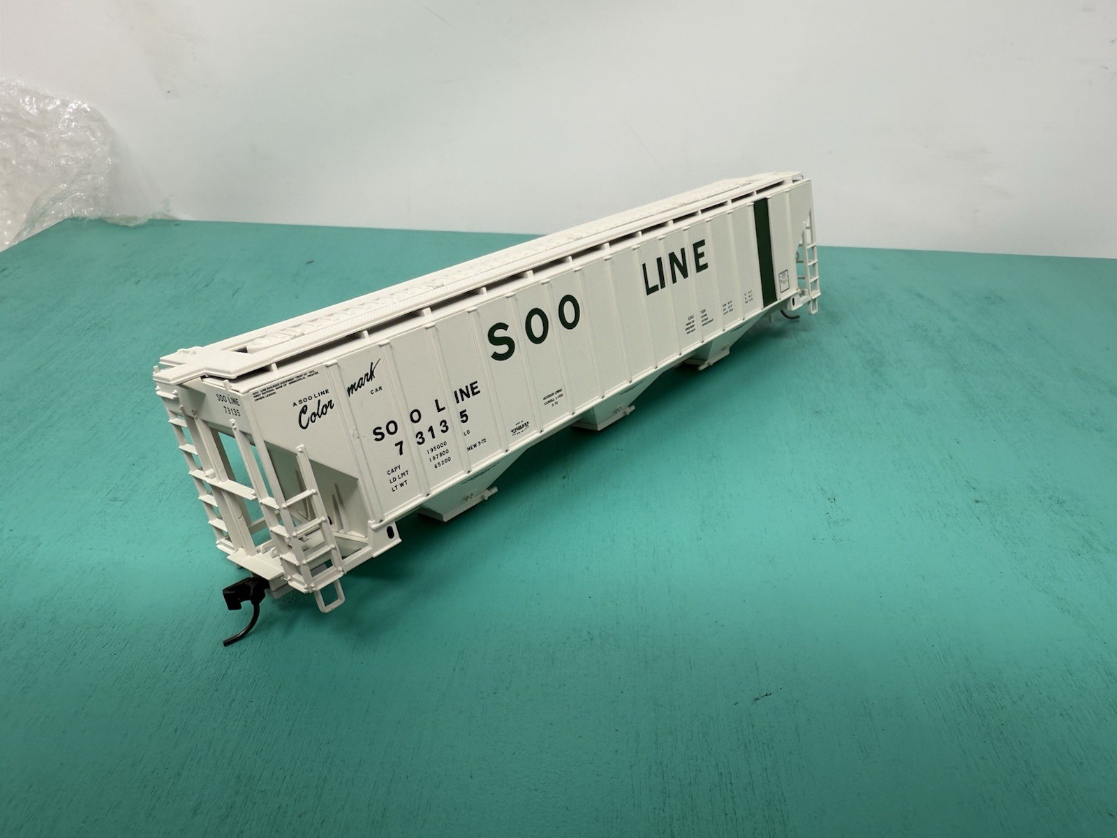Atlas HO – 4750 Hopper – Missing Trucks No Package – SOO Line