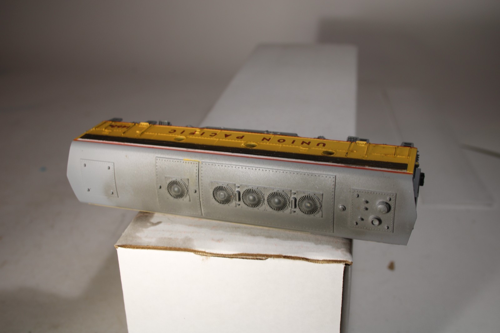 HO UNION PACIFIC 1468B Powered B Diesel Locomotive Yellow, Track Tested