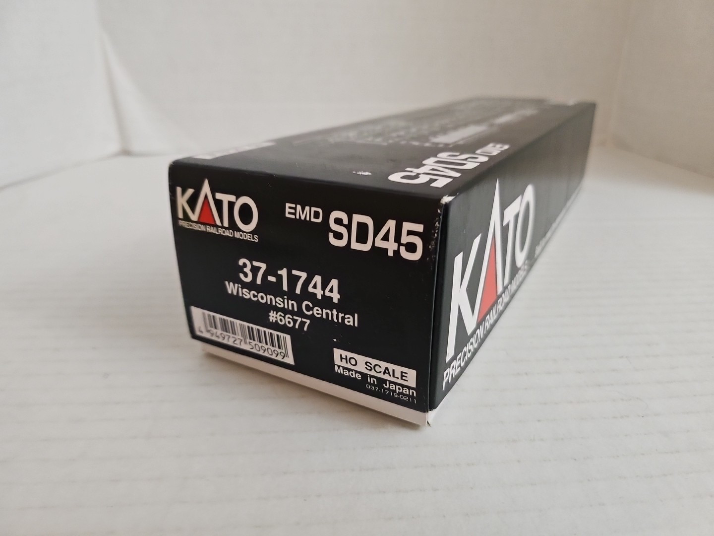 HO Scale 37-1744 KATO Wisconsin Central WC SD45 Powered Train Locomotive # 6677