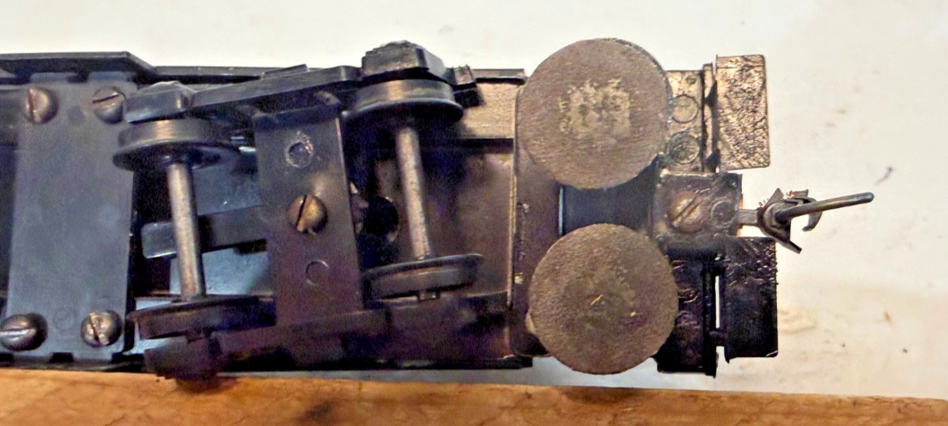 1 Roundhouse ho Scale Non Powered Box Cab Diesel Track Cleaning Car.