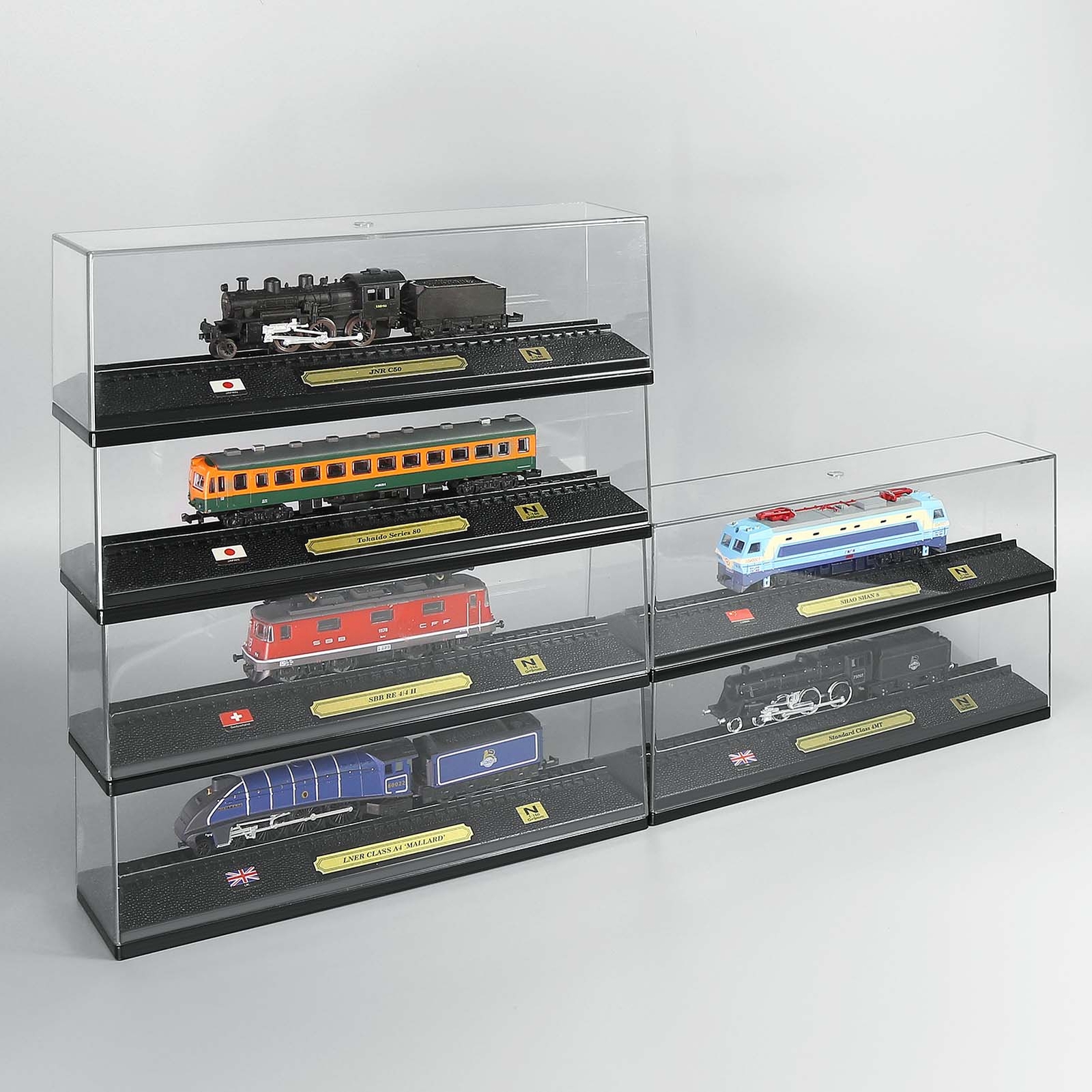 N Scale Model Railroad Static Plastic Locomotives with Base and Display Case