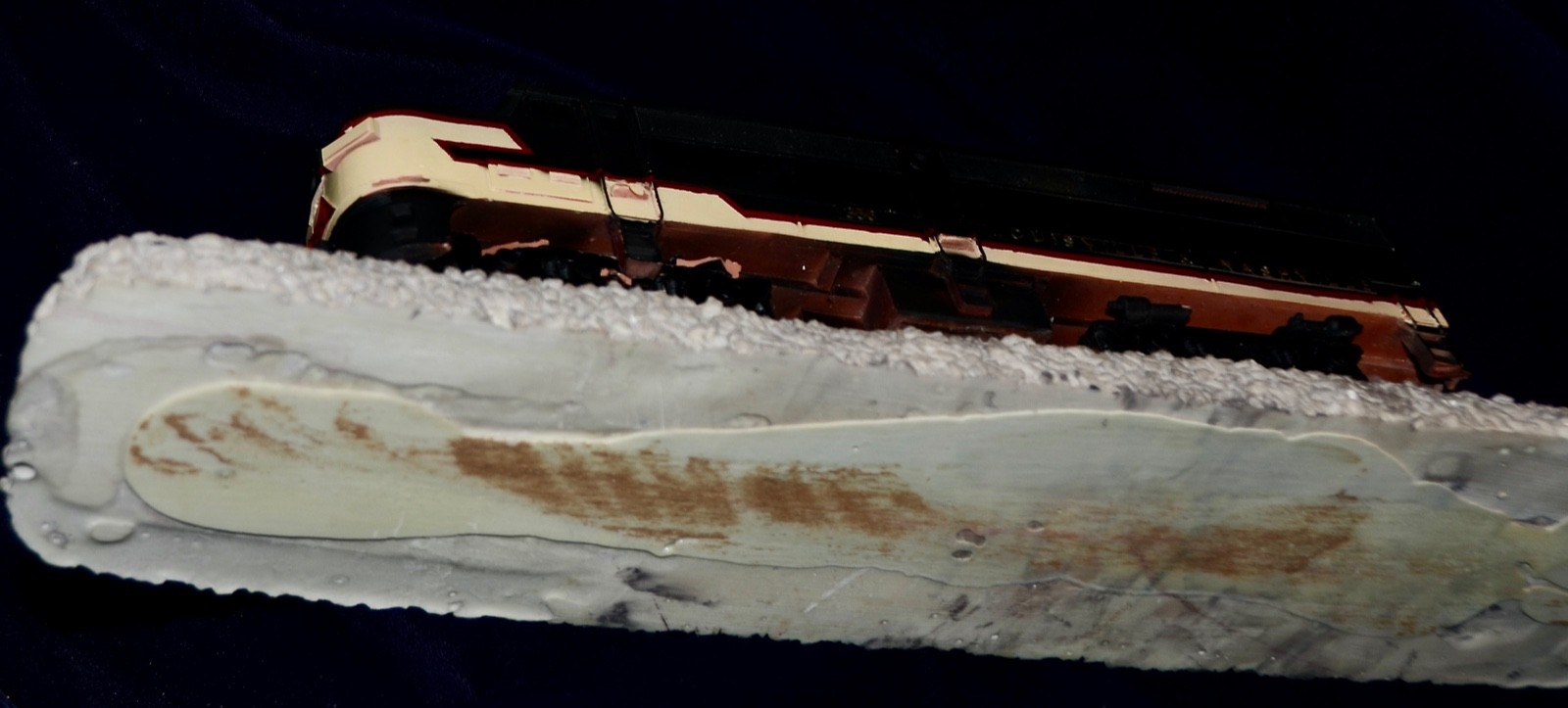 Loisville & Nashville Diesel Locomotive Ceramic Display