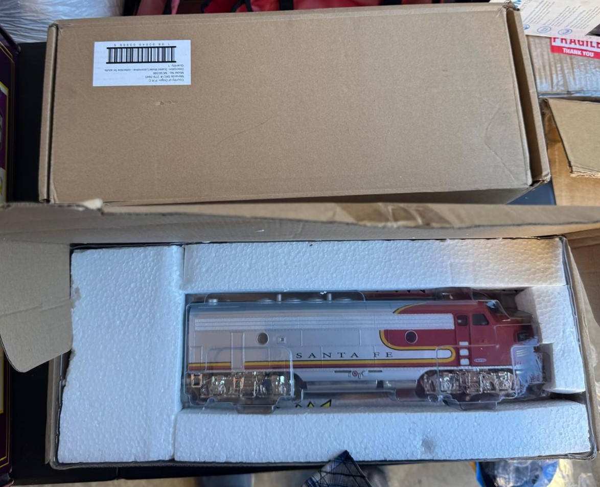 Menards O Scale F3 AA Santa Fe Diesel Set Both Powered, W/Remote Control