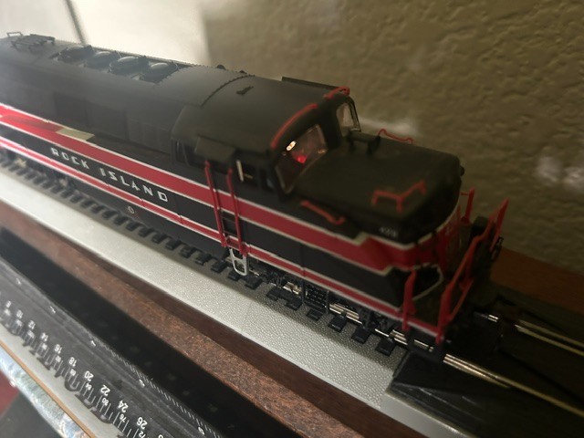 BL2 ROCK ISLAND loco – DC ANALOG HO Scale “CARBODY STYLE” PASSENGER OOP DISPLAY
