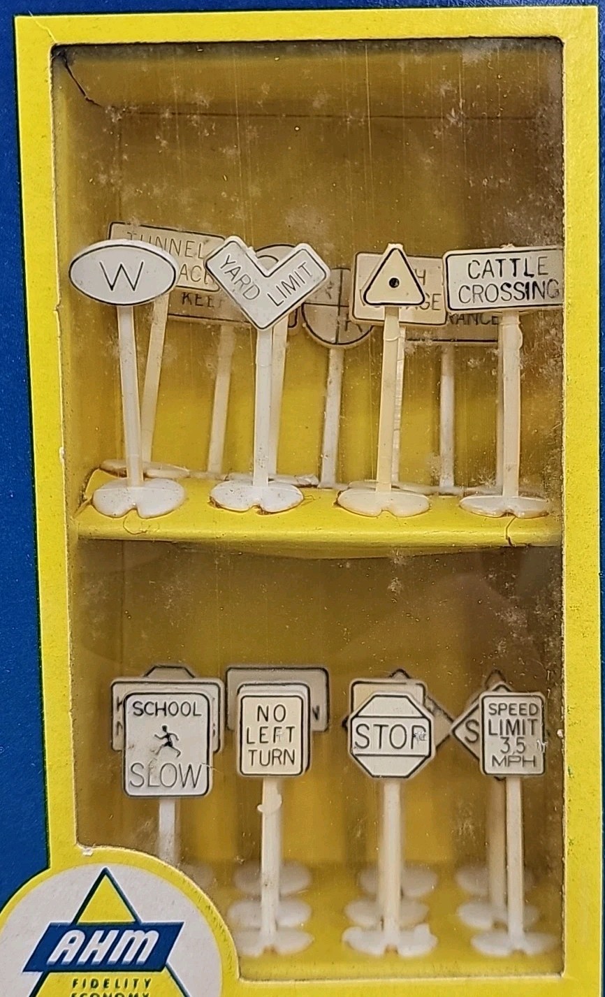 AHM HO Scale 23 Railroad & Traffic Signs Original Box #5612