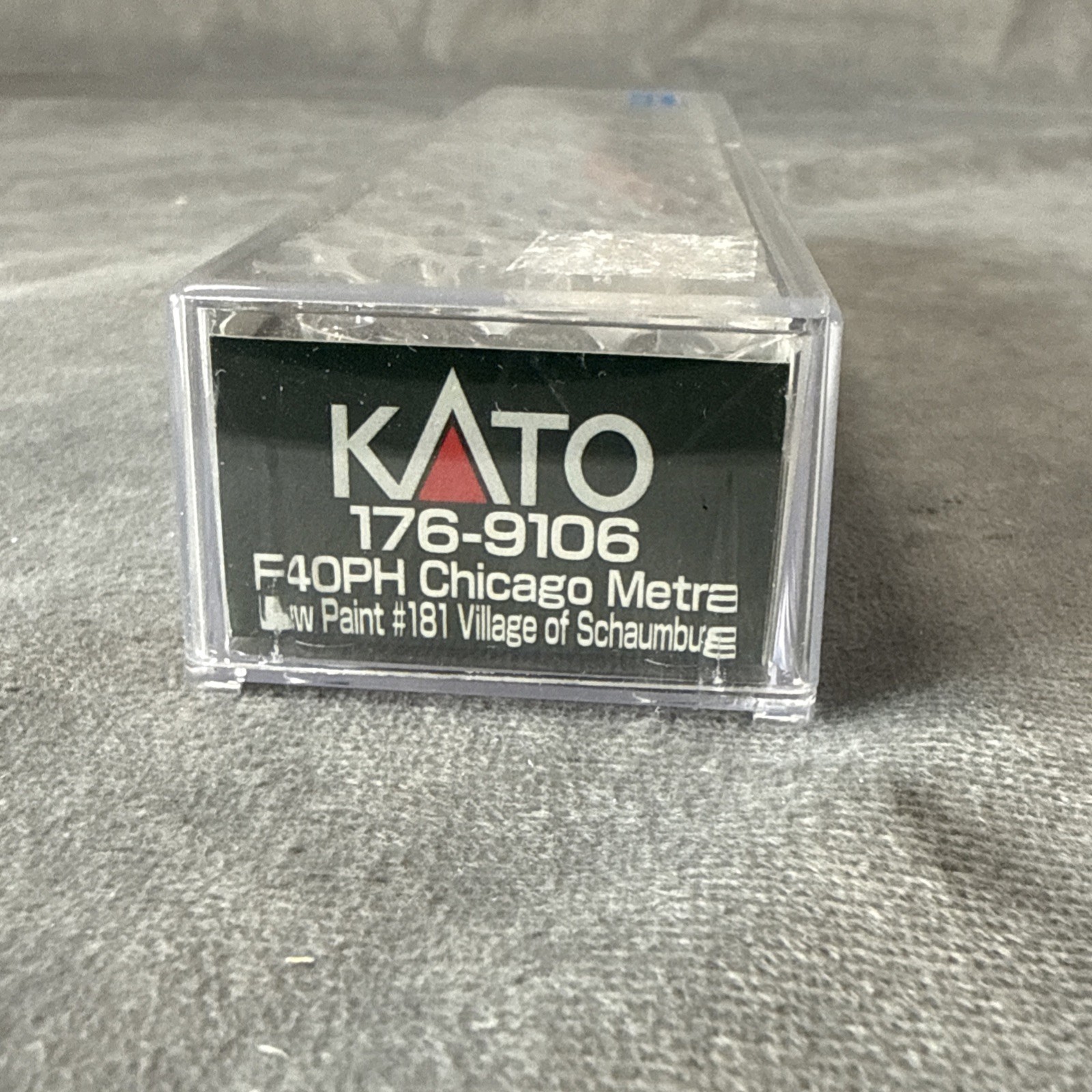 Kato EMD F40PH Chicago Metra New Paint #181 176-9106 Village Of Schaumburg