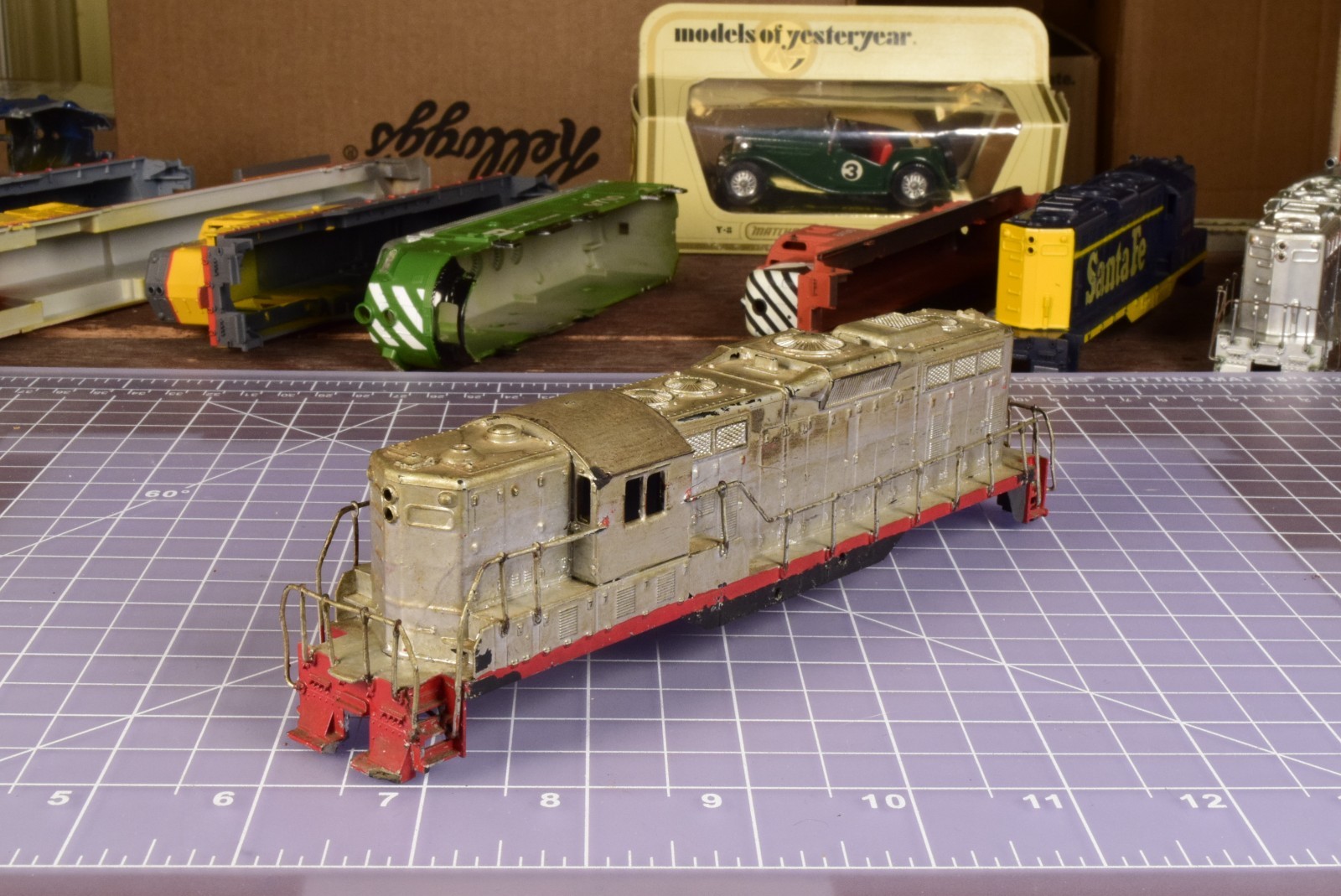 HO SHELL GP9 with Grunge Look, railings, no horns/inserts SH5