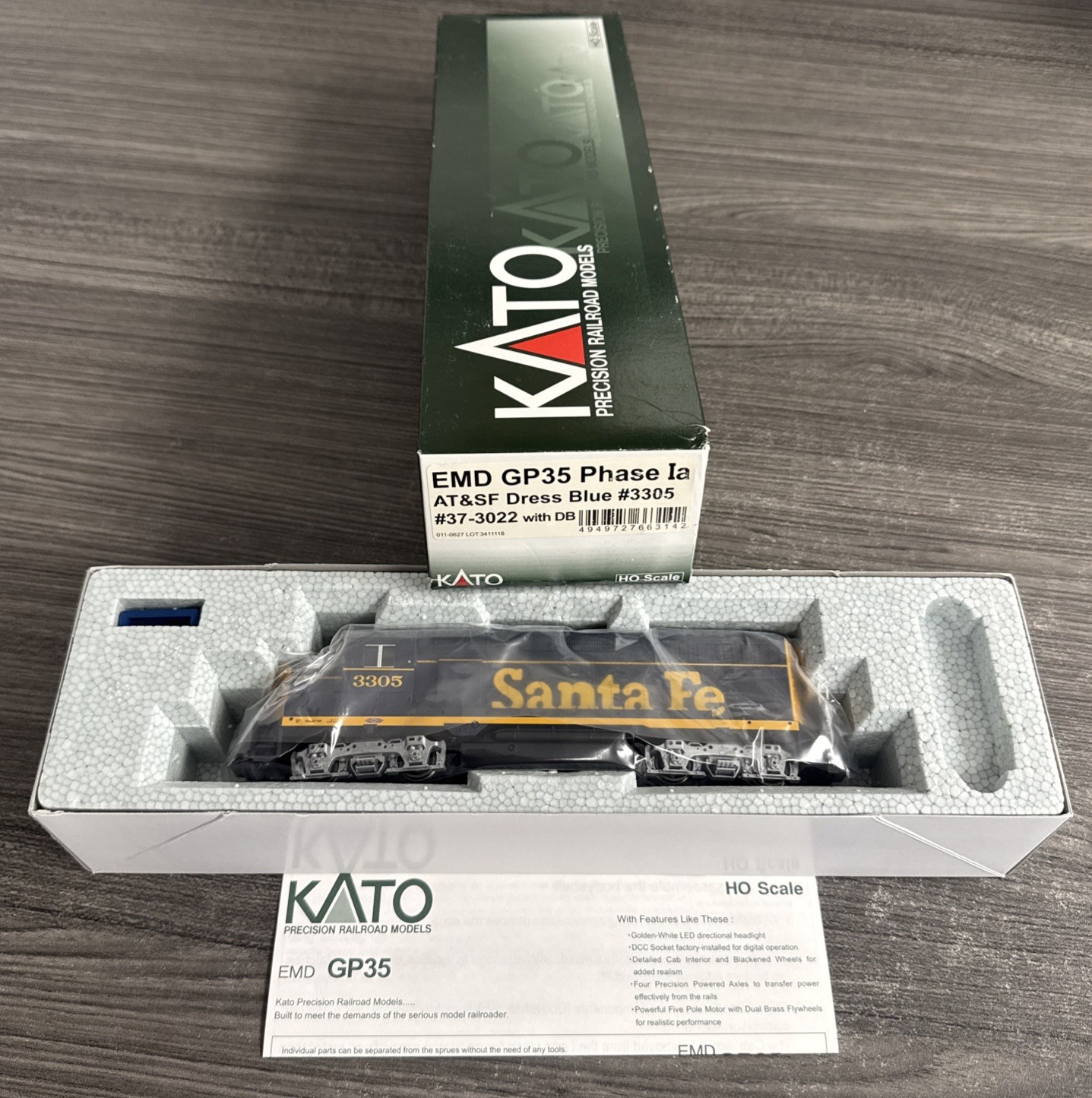 KATO HO #37-3022 AT&SF EMD GP35 Phase Ia w/DB #3305 Dress Blue DCC Ready & NIB!