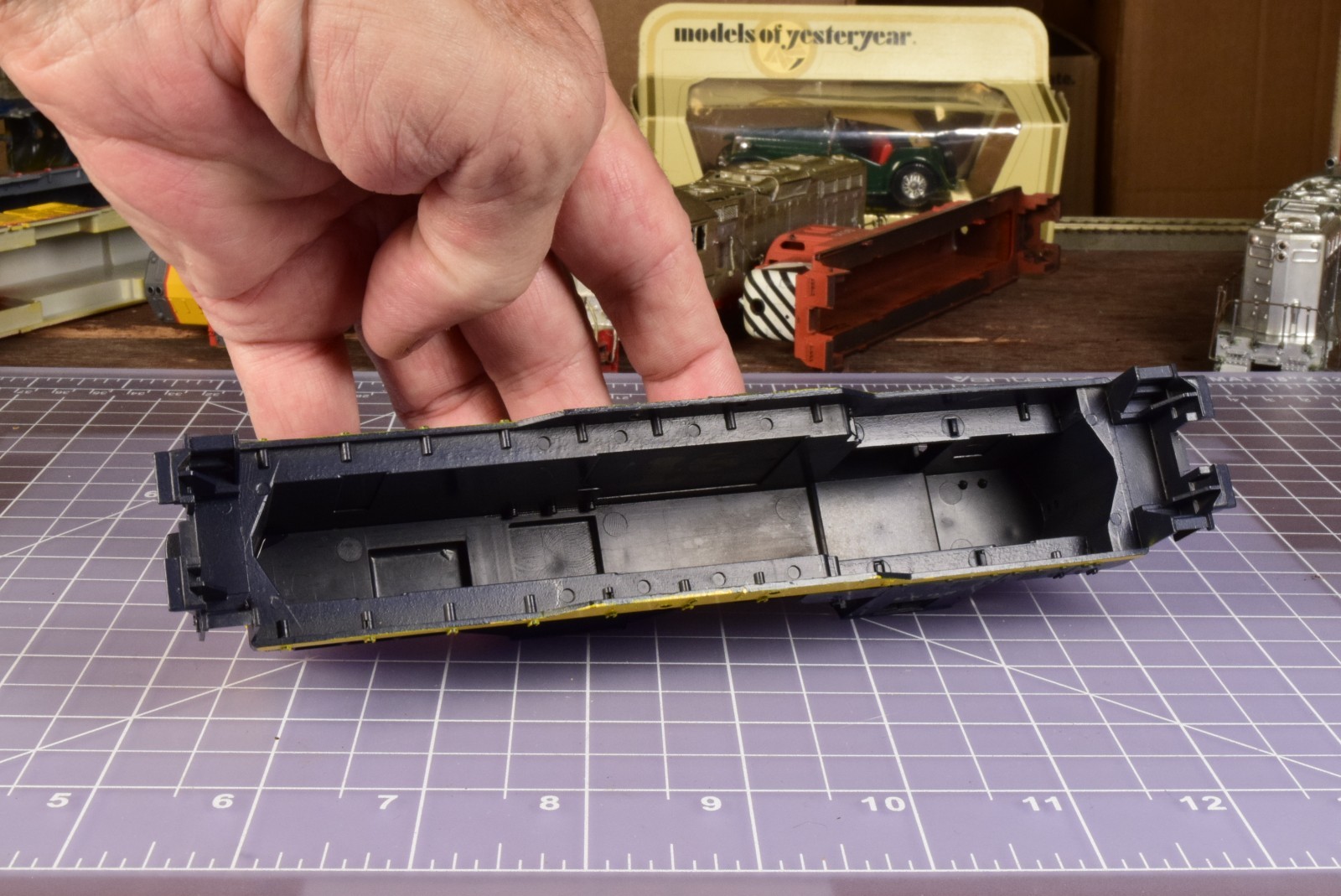 HO SHELL GP9, Santa Fe 2685 horns, no insert/railings SH5