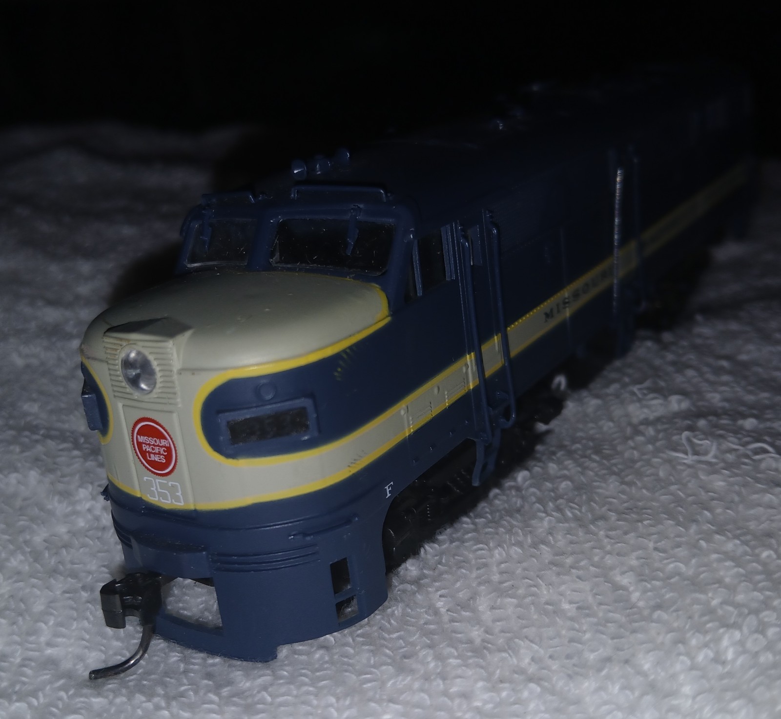 HO Scale Life-Like Diesel, Missouri Pacific #353 Blue Locomotive