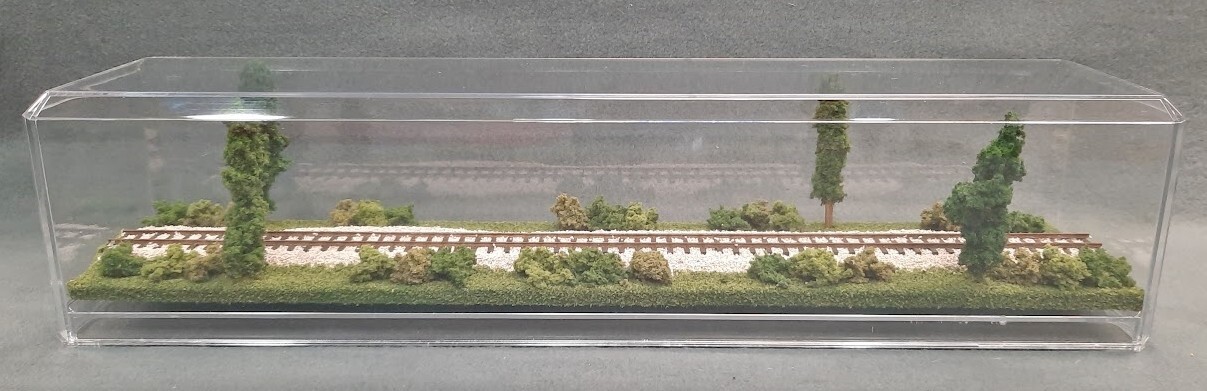 HOn3 SCALE 16″ SINGLE TRACK- NARROW GAUGE- “SUMMER SCENE” DISPLAY CASE- FOR HOn3