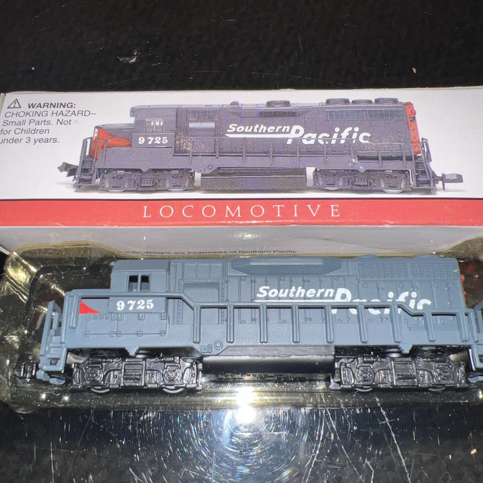 Vintage Southern Pacific Locomotive 9725 Never used still in box. N Scale