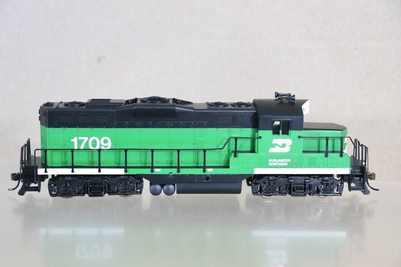WALTHERS 931-101 BURLINGTON NORTHERN BN CLASS GP9M DIESEL LOCOMOTIVE 21709 on
