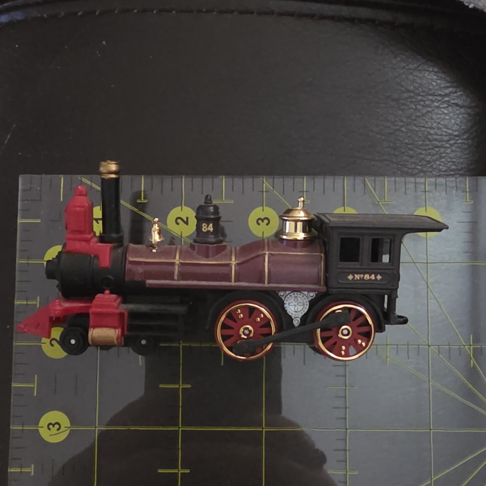 HO Gauge Steam Locomotive 4-4-0 No. 84 Red Black Gold Brown Plastic Model