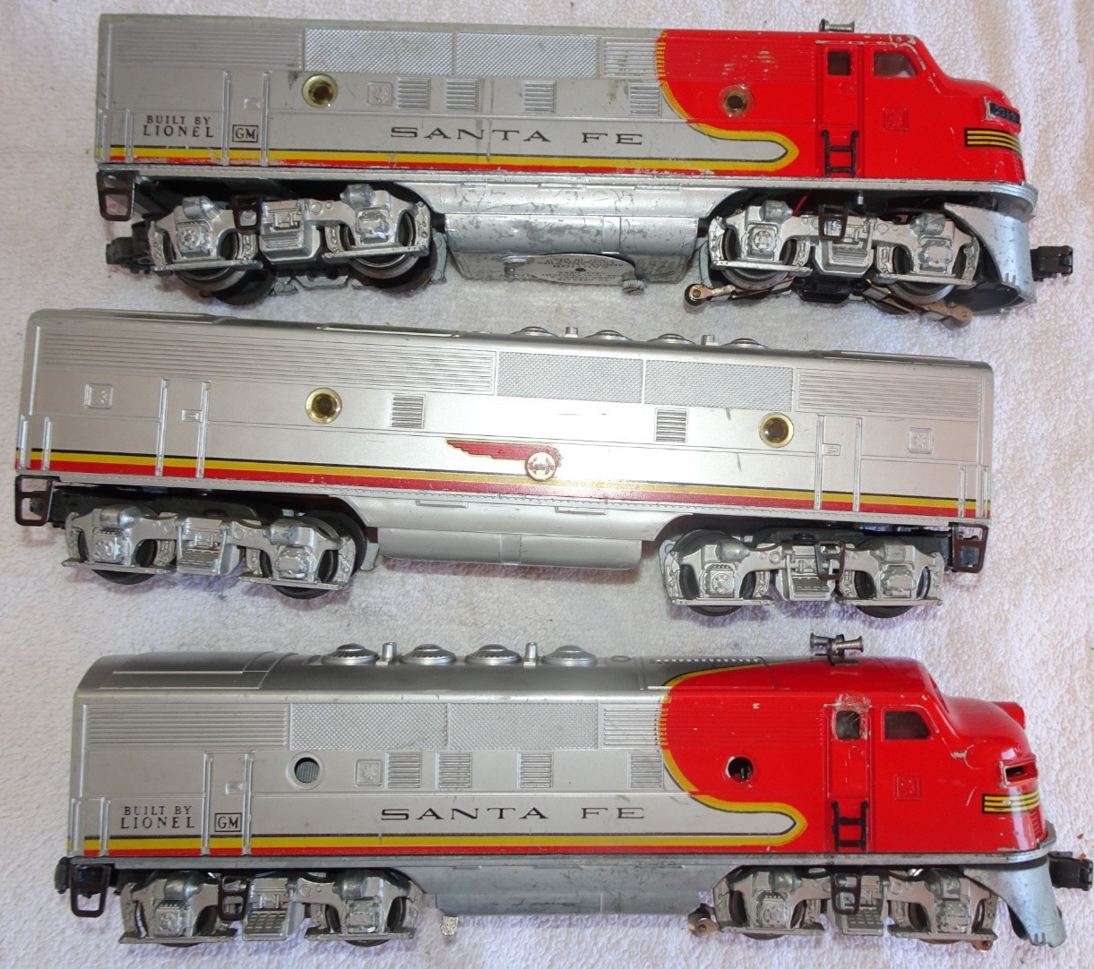1950’s Lionel SANTA FE 2353 Diesel Locomotive & Dummy & B-Unit 3 Pieces O Gauge
