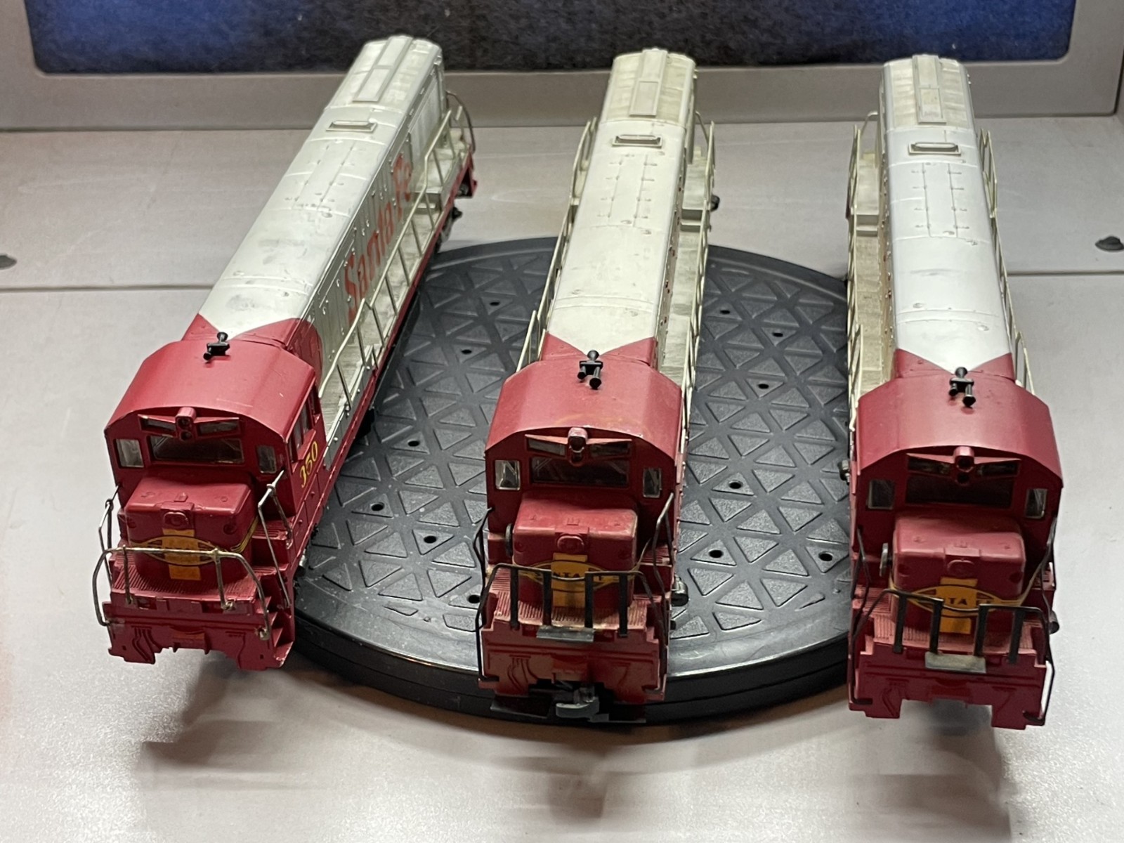 Set of 3 – HO Rivarossi Santa Fe U25C Diesel #350 – display, parts or repair