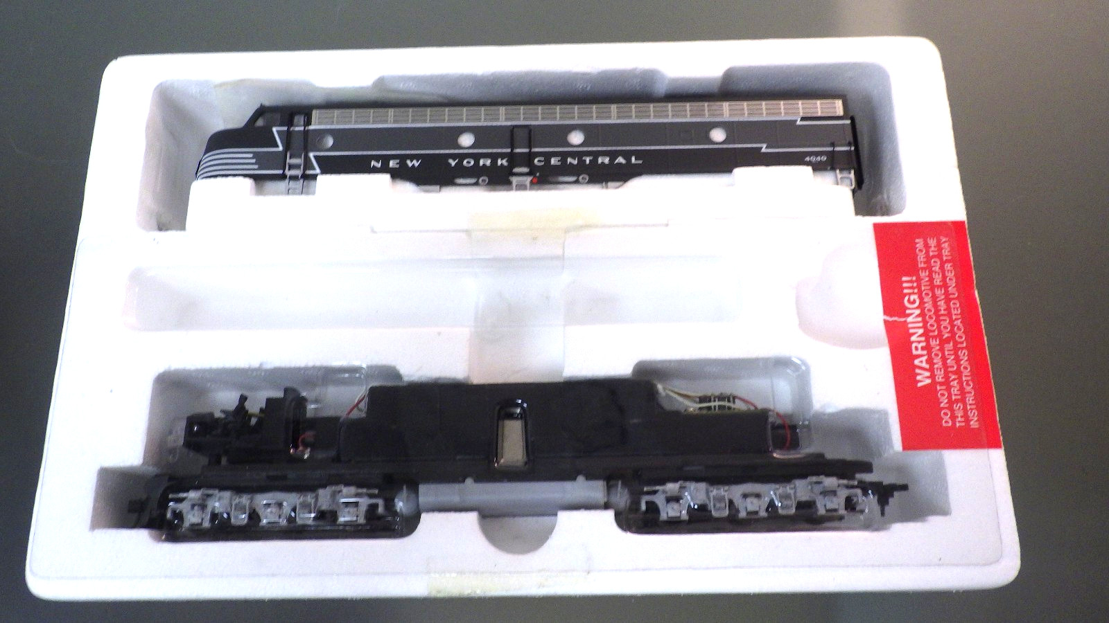 HO-Proto 2000 NYC #4040 E8/9 POWERED Diesel Locomotive in Box #8036 * Runs Slow